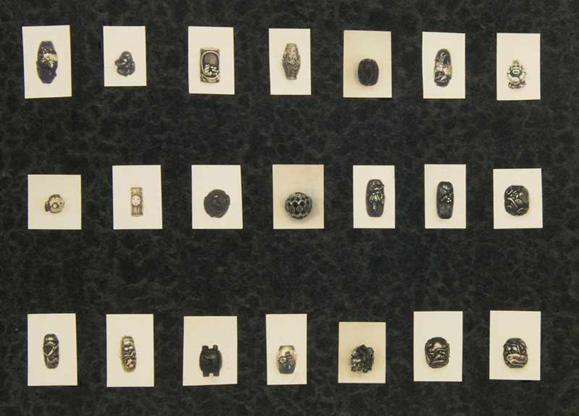Sample book Inro- and Netsuke. Album with 196 mounted photographs of an Inro- and Netsuke- - Bild 2 aus 4
