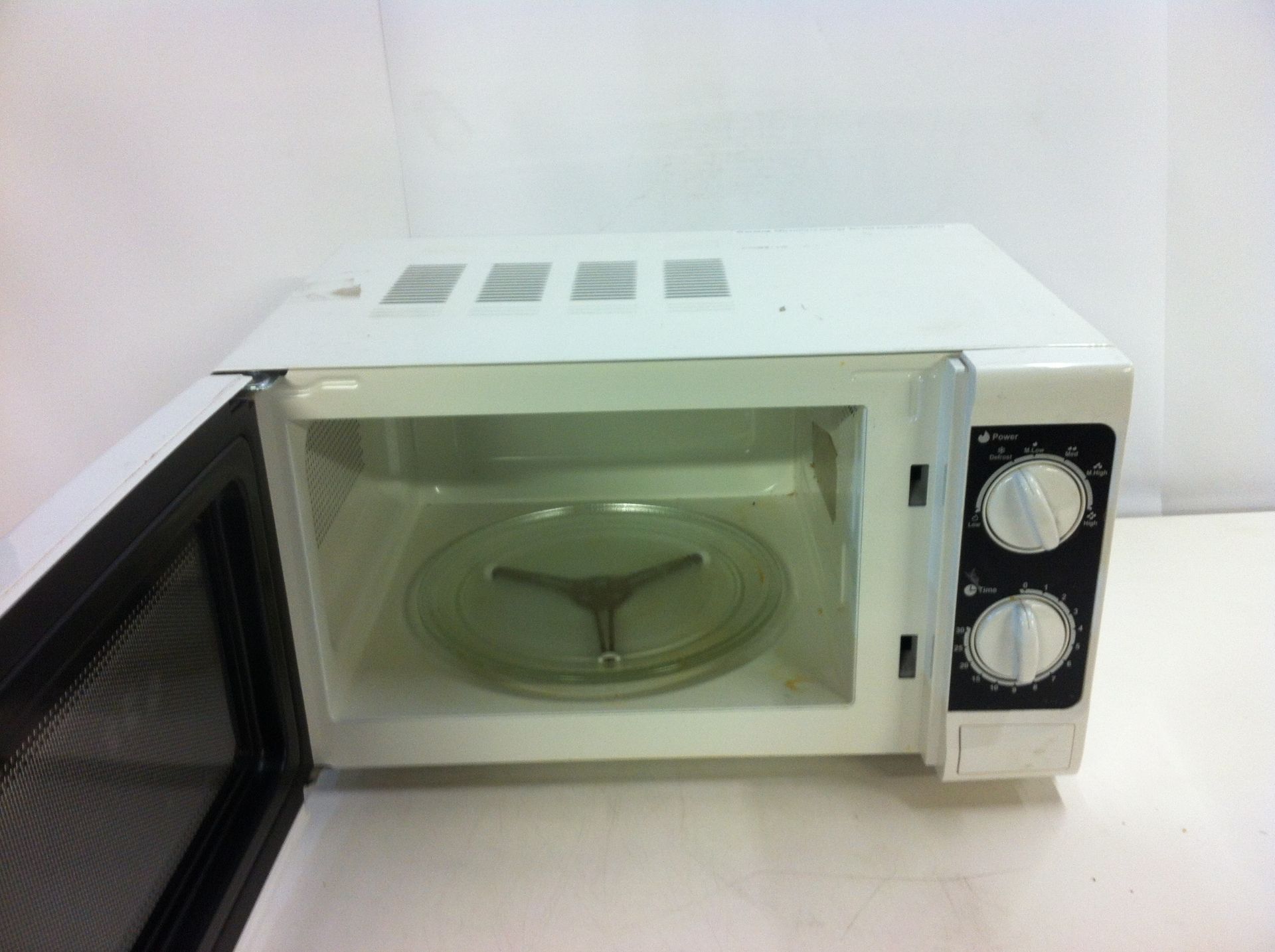 2 x Microwave - Image 2 of 6