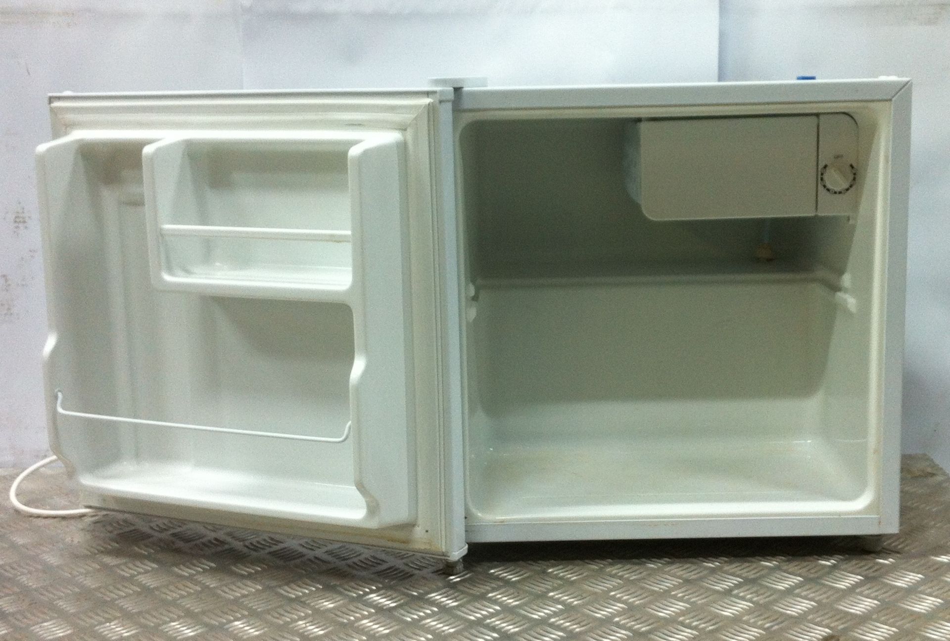 LEC R50052W Mini Fridge - Image 2 of 3