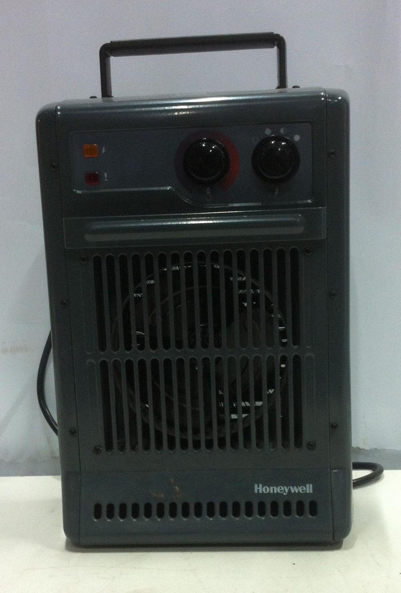 Honeywell CZ-210 2.5KW Power Heater - Image 2 of 3