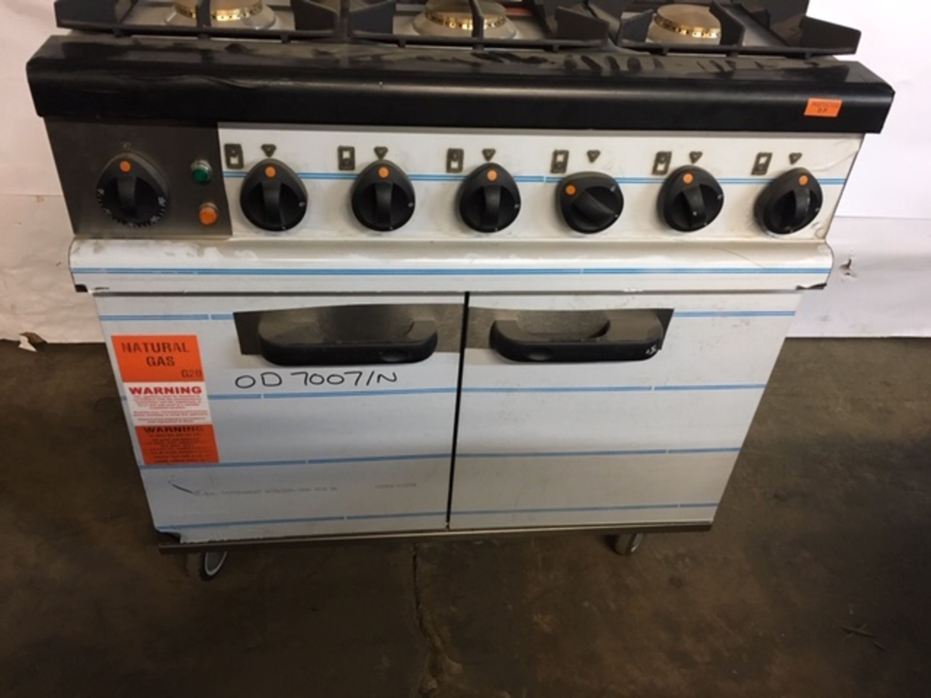 6 Hob Gas Cooker - Image 3 of 7