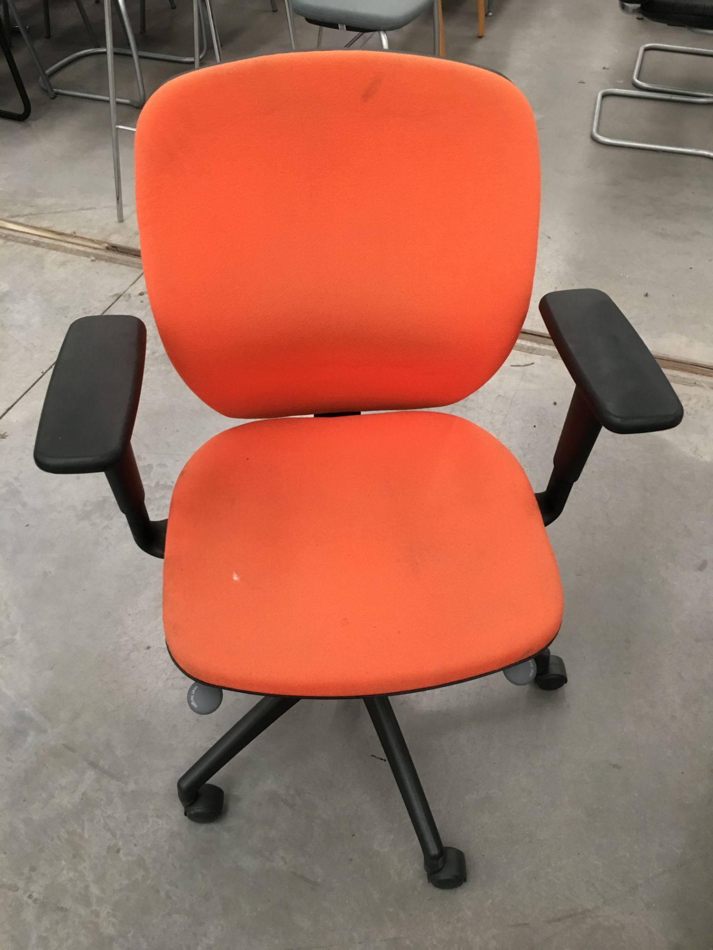 40 x Height adjustable typist chairs. See description - Image 5 of 6