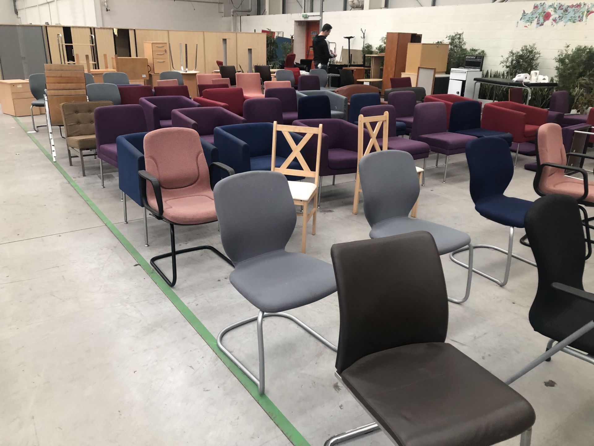 200 x Assorted Chairs - Image 6 of 6