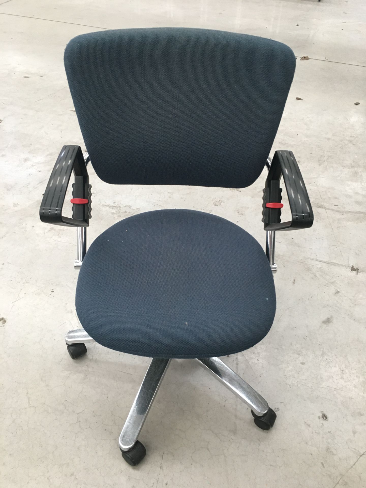 24 x Akzenta height adjustable typist chairs with arms - Image 2 of 2