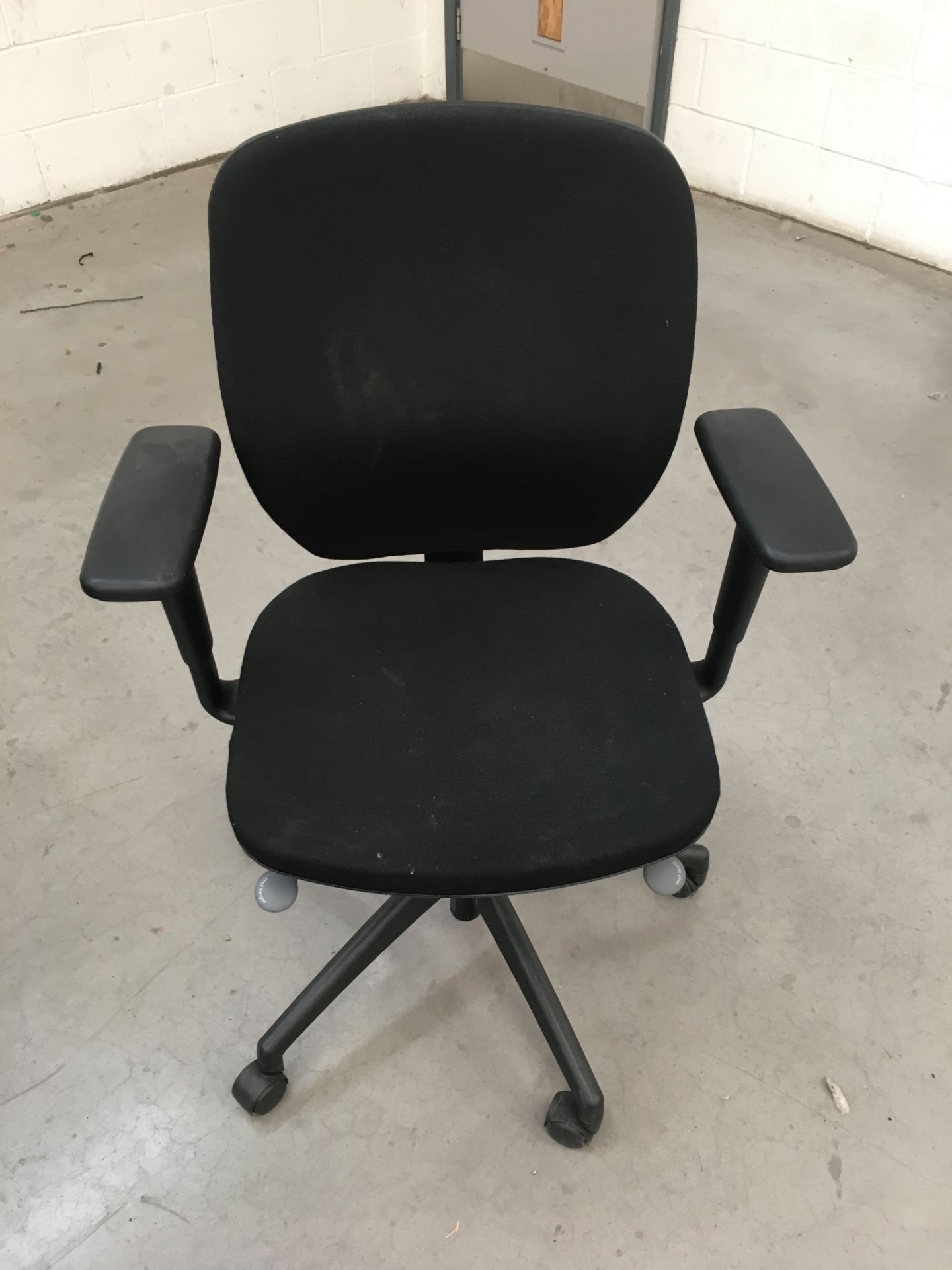 22 x Height adjustable typist chairs with arms - Image 3 of 3