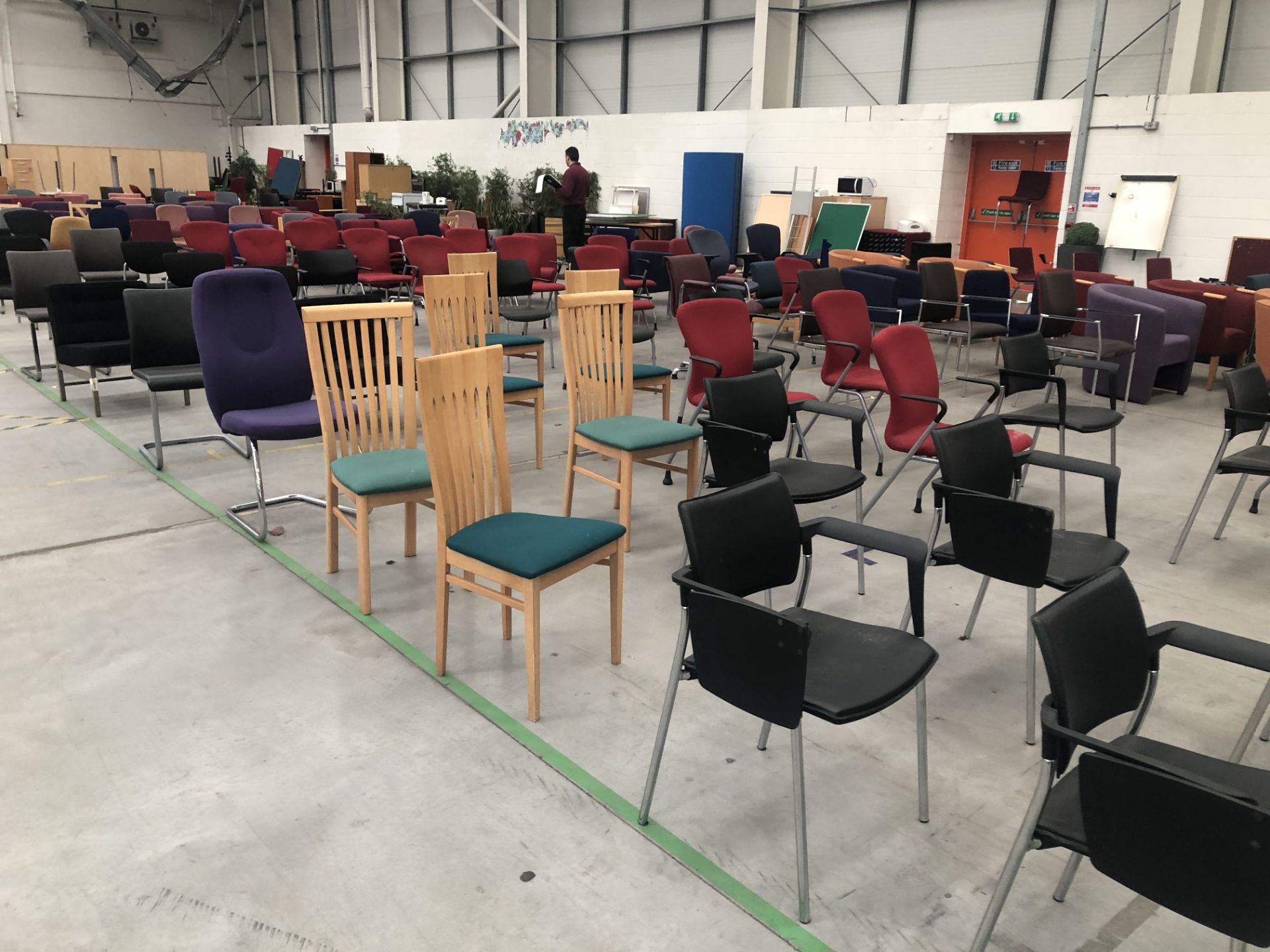 200 x Assorted Chairs - Image 4 of 6