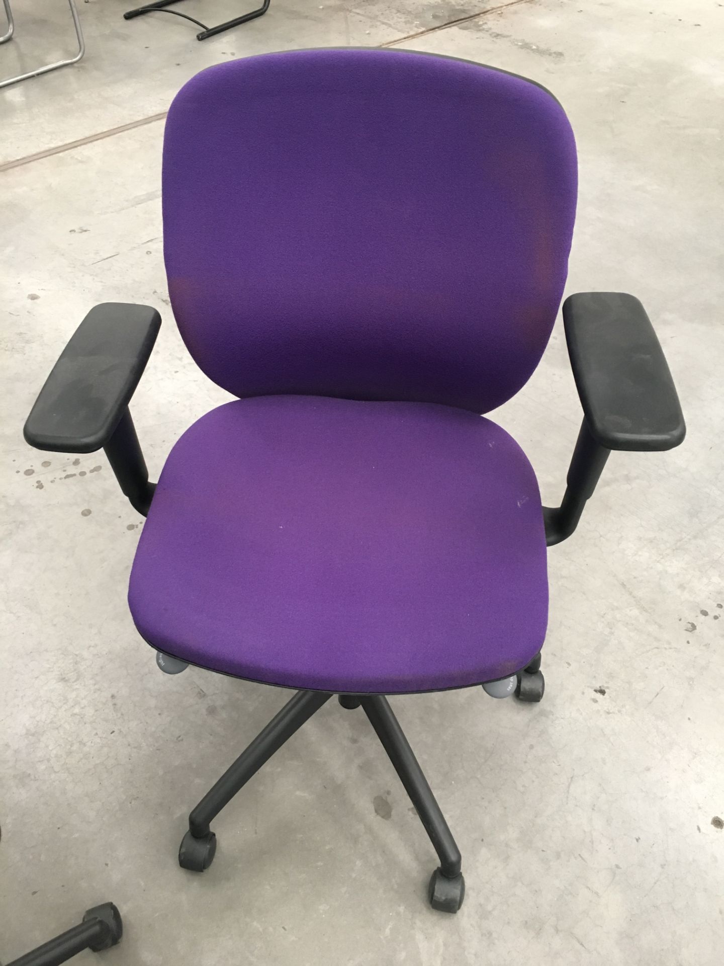 40 x Height adjustable typist chairs. See description - Image 3 of 6