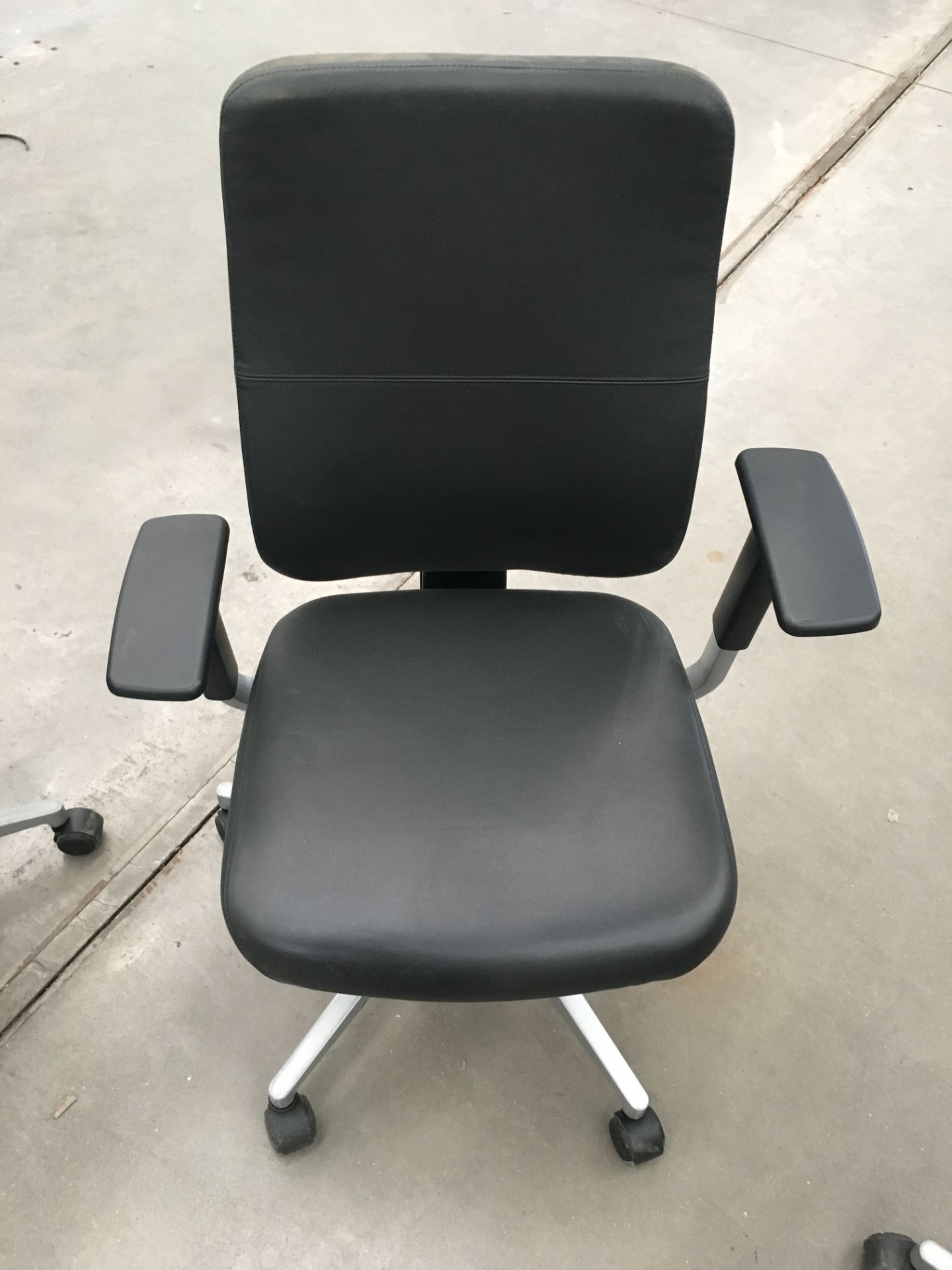 4 x Reply faux leather height adjustable typist chairs with arms - Image 2 of 2