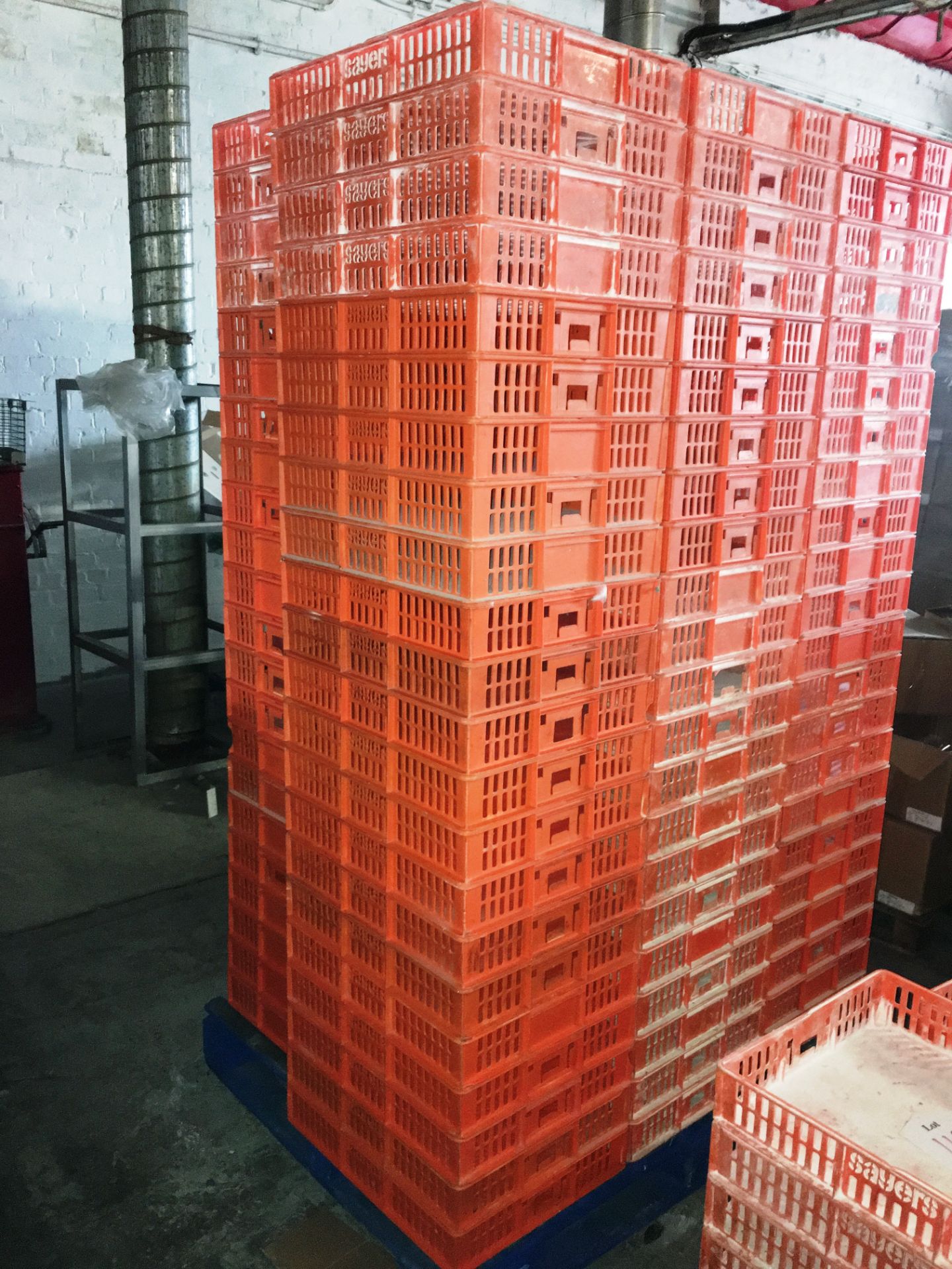 100 x Sayers Stackable Plastic Bread Crates in Orange - Image 2 of 2