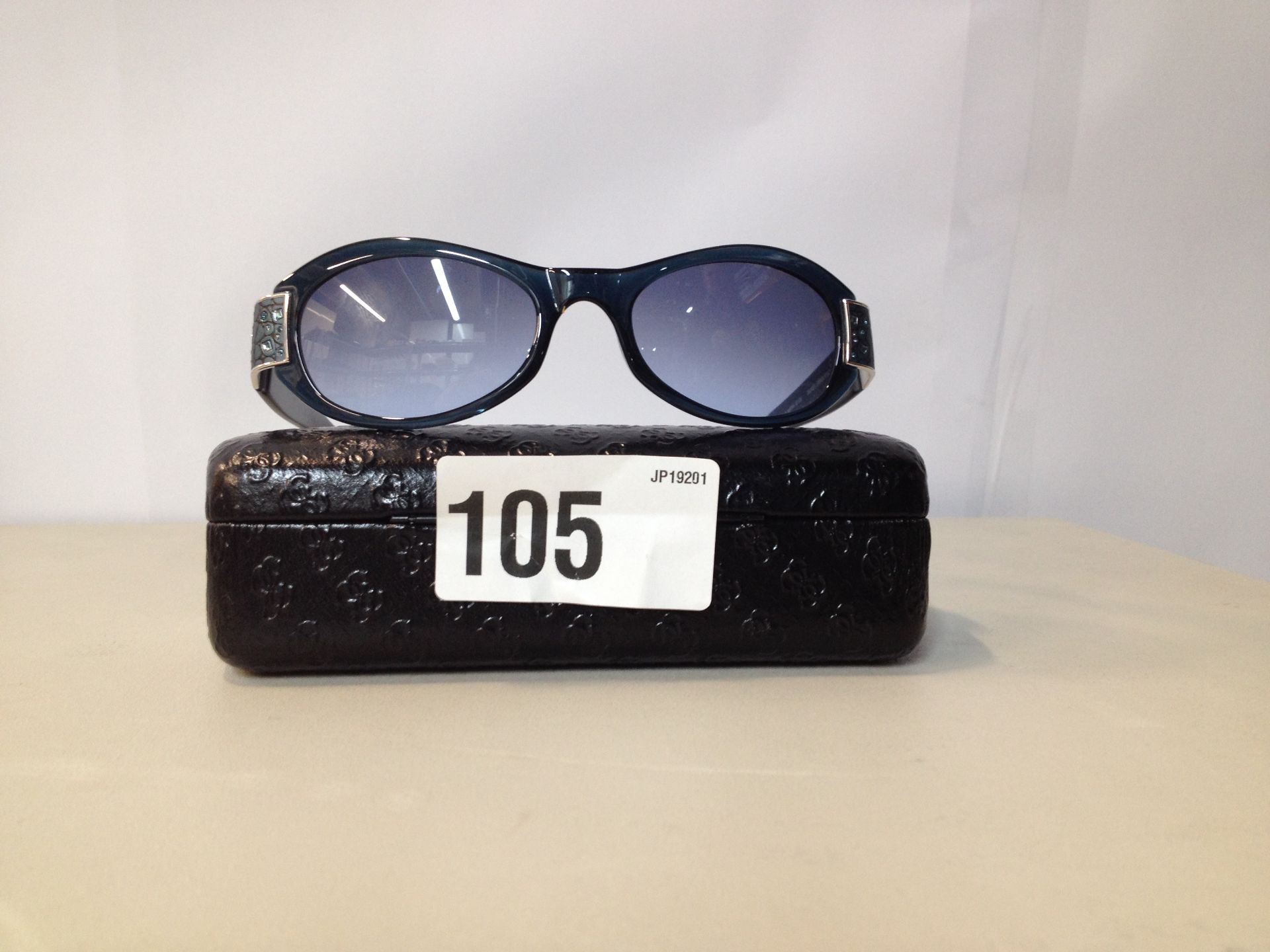 1x Pair of Guess sunglasses