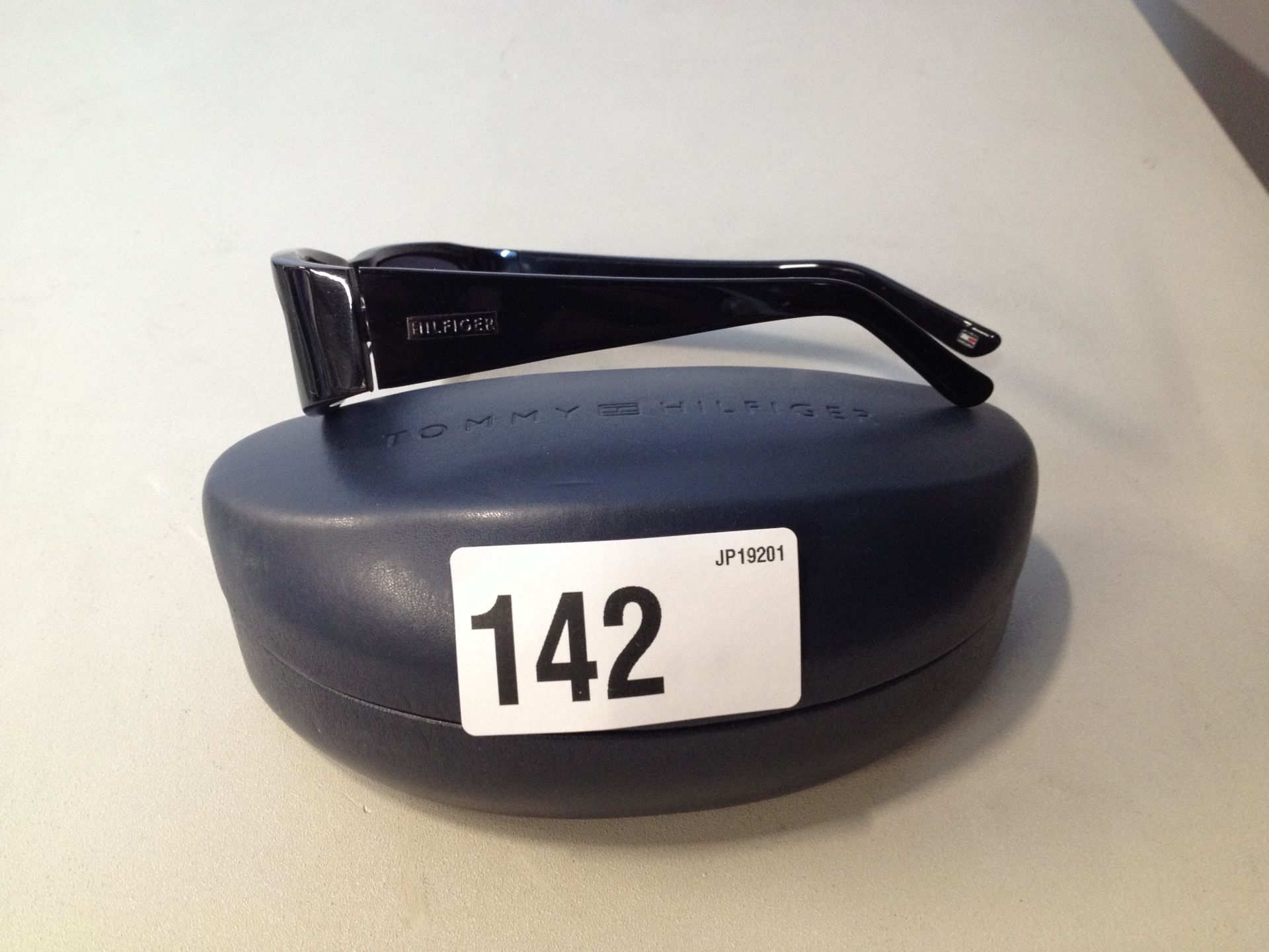 1 X Pair of Tommy Hilfiger Sunglasses - Bild 2 aus 2