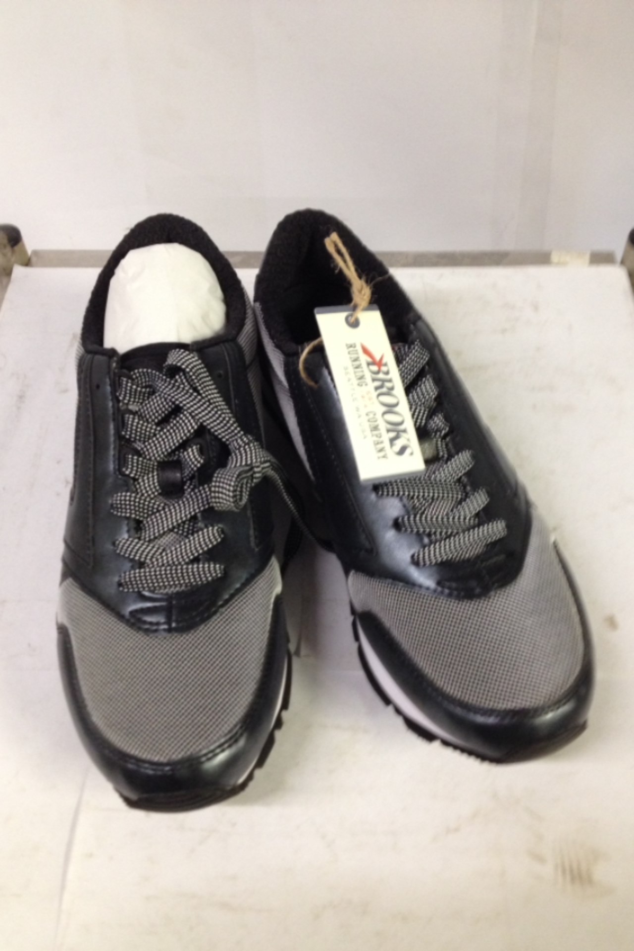 1 x Brooks Trainers | Chariot | Colour: Moonless Night/Black Metallic | UK Size: 10 | RRP £ 110 - Image 2 of 2