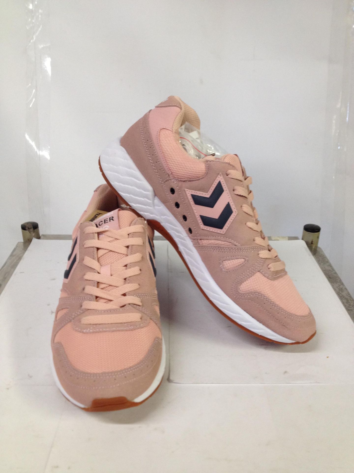 1 x Hummel Trainers | Legend Marathona | Colour: Mellow Rose | UK Size: 11 | RRP £ 70