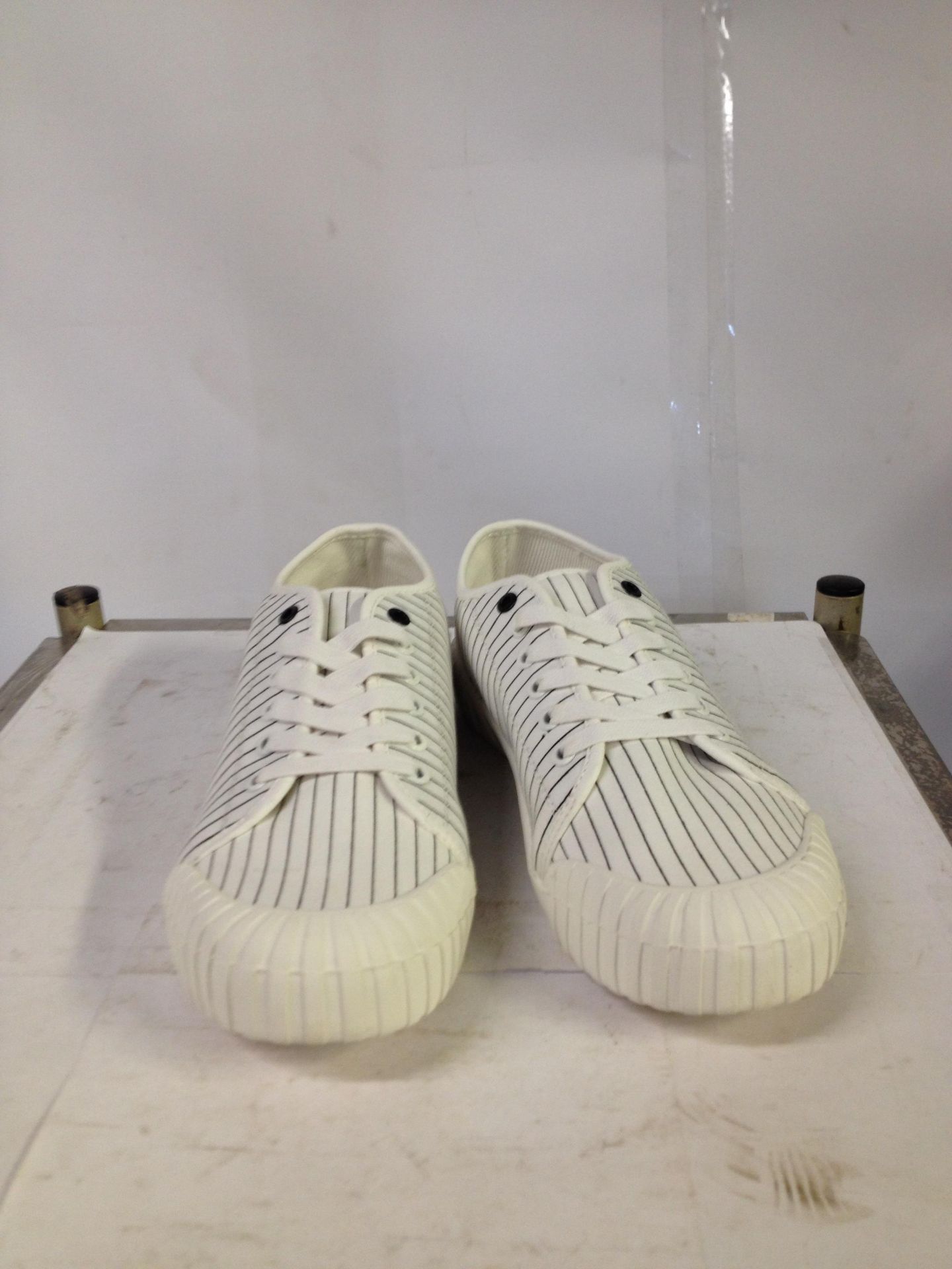 1 x Good News Trainers | Stripe Cotton Canvas-Natural Rubber | Colour: White | UK Size: 9 | RRP £ 6 - Image 2 of 2