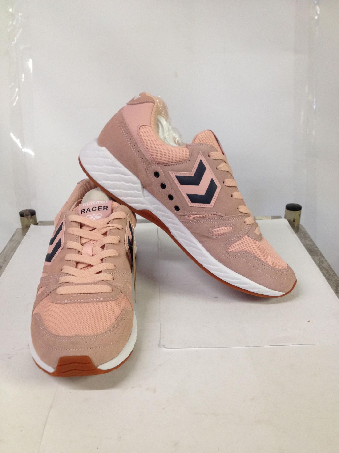 1 x Hummel Trainers | Legend Marathona | Colour: Mellow Rose | UK Size: 9.5 | RRP £ 70