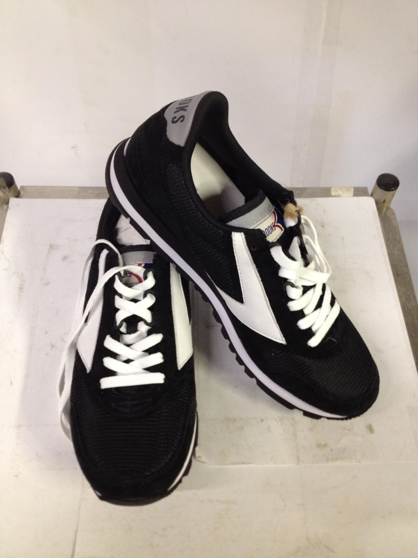 1 x Brooks Trainers | Chariot | Colour: Jet Black/White | UK Size: 11 | RRP £ 79.99