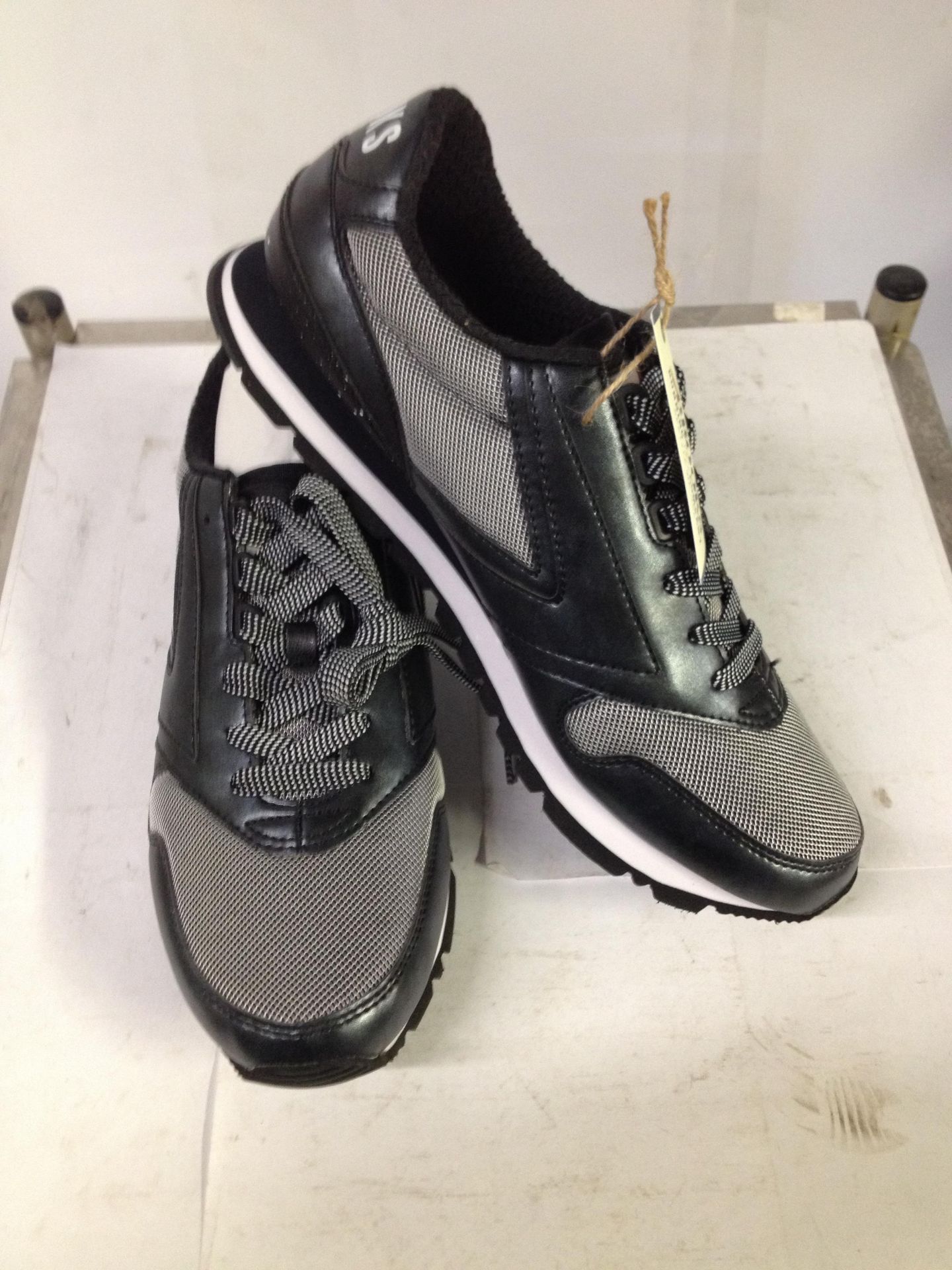 1 x Brooks Trainers | Chariot | Colour: Moonless Night/Black Metallic | UK Size: 11 | RRP £ 110