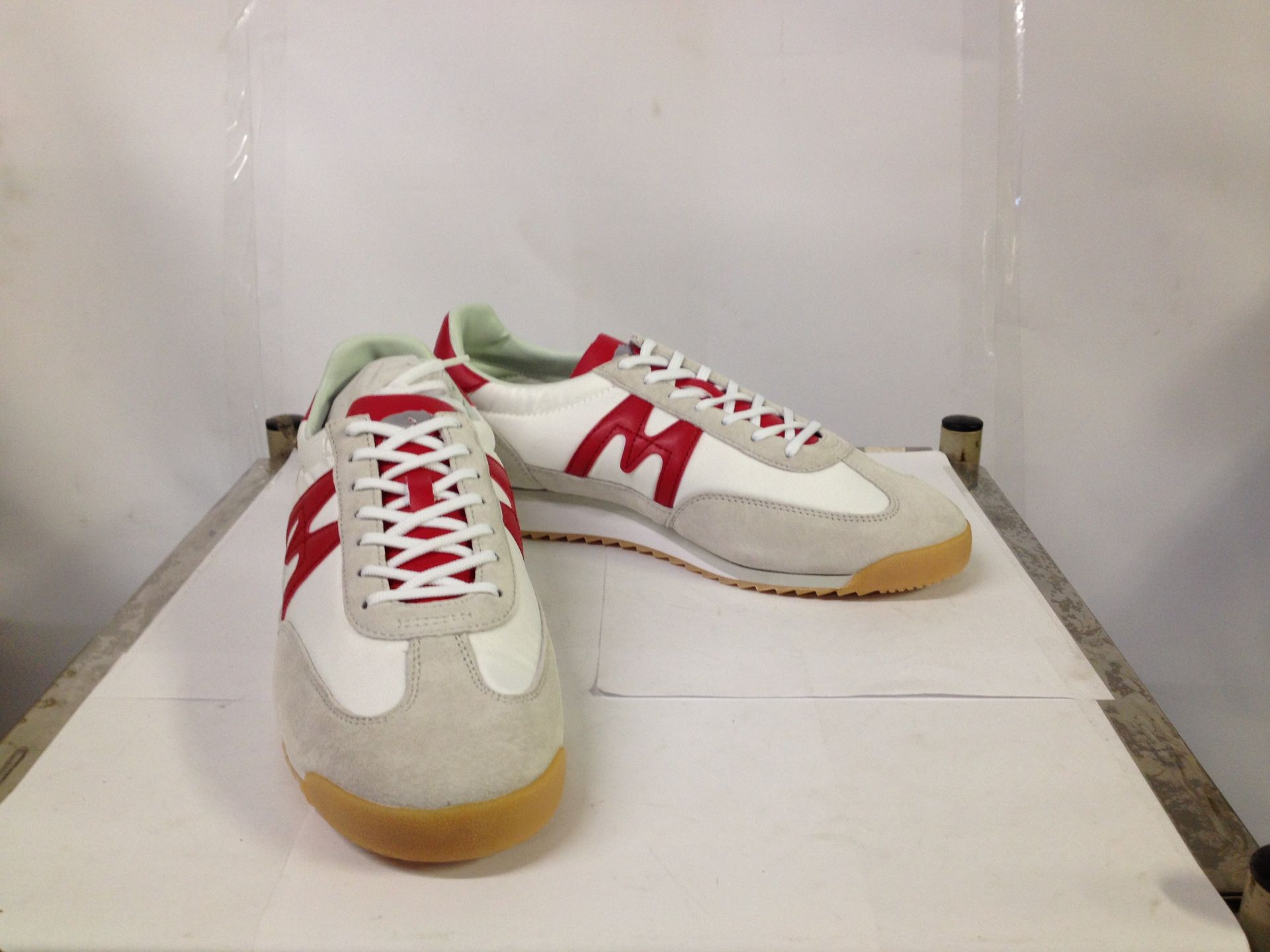 1 x Karhu Trainers | Championair | Colour: Bright White/Racing Red | UK Size: 10 | RRP £ 85 - Image 2 of 2