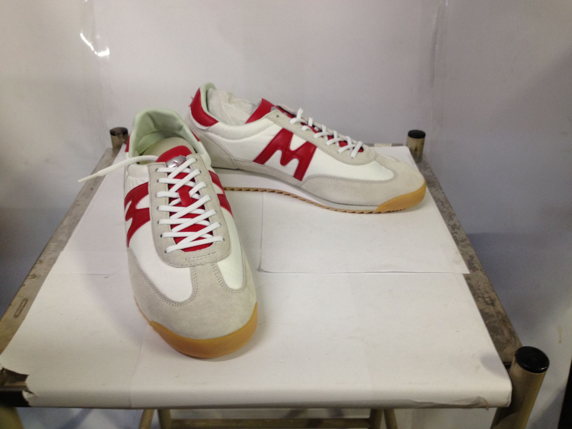1 x Karhu Trainers | Championair | Colour: Bright White/Racing Red | UK Size: 11 | RRP £ 85 - Image 2 of 2