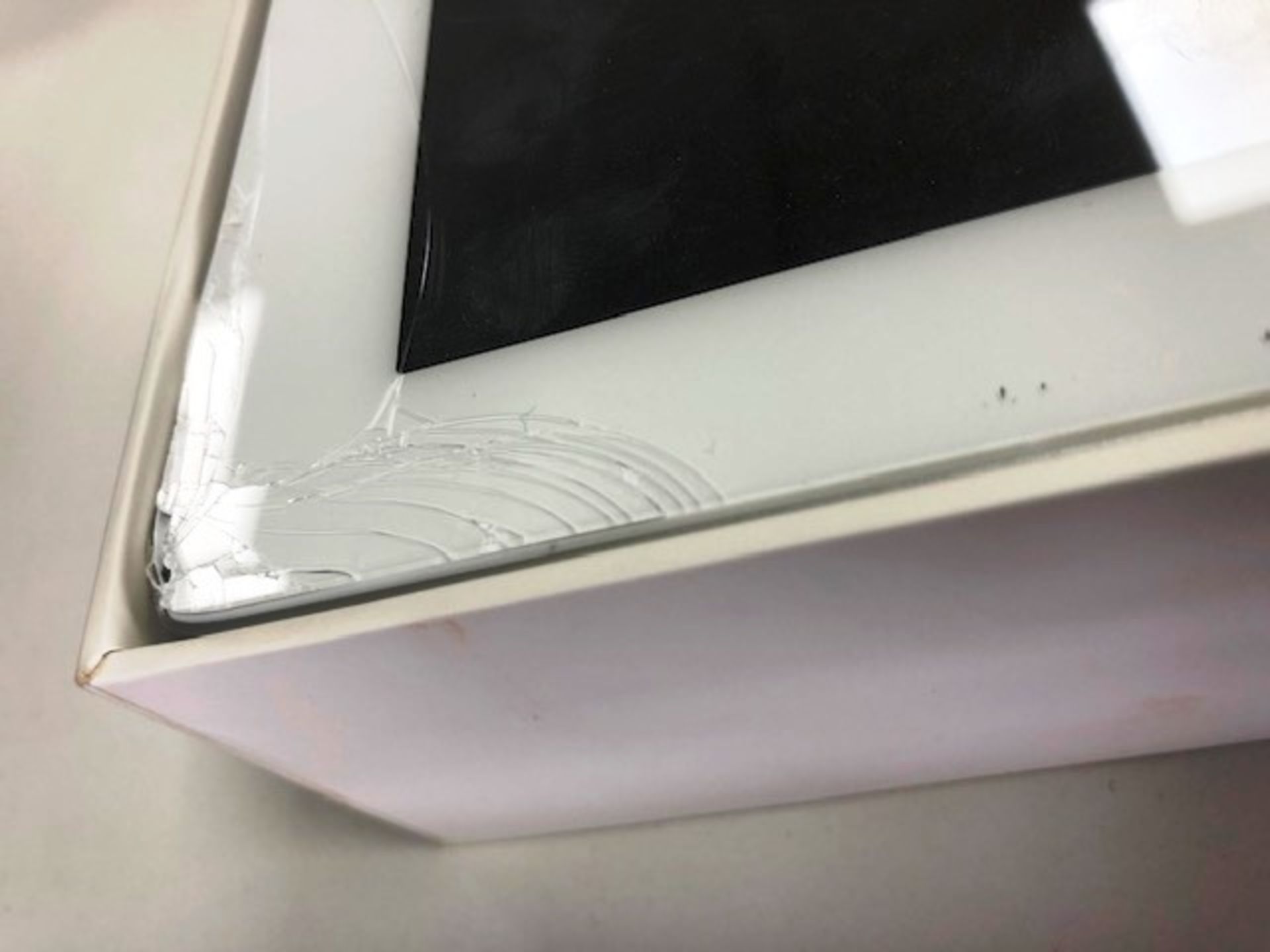 Apple iPad | YOM: 2012 | 4th Gen | IN BOX | NO CHARGER | MINOR DAMAGE - Image 4 of 6