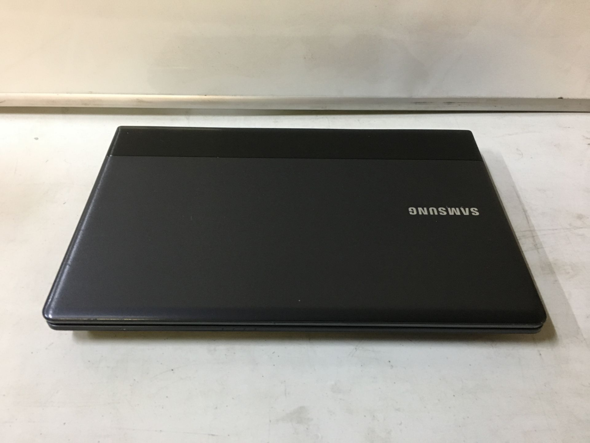 Samsung NP300E5C Series 3 Notebook 16" Intel Core i3-3110M 2.40GHz - Image 2 of 5