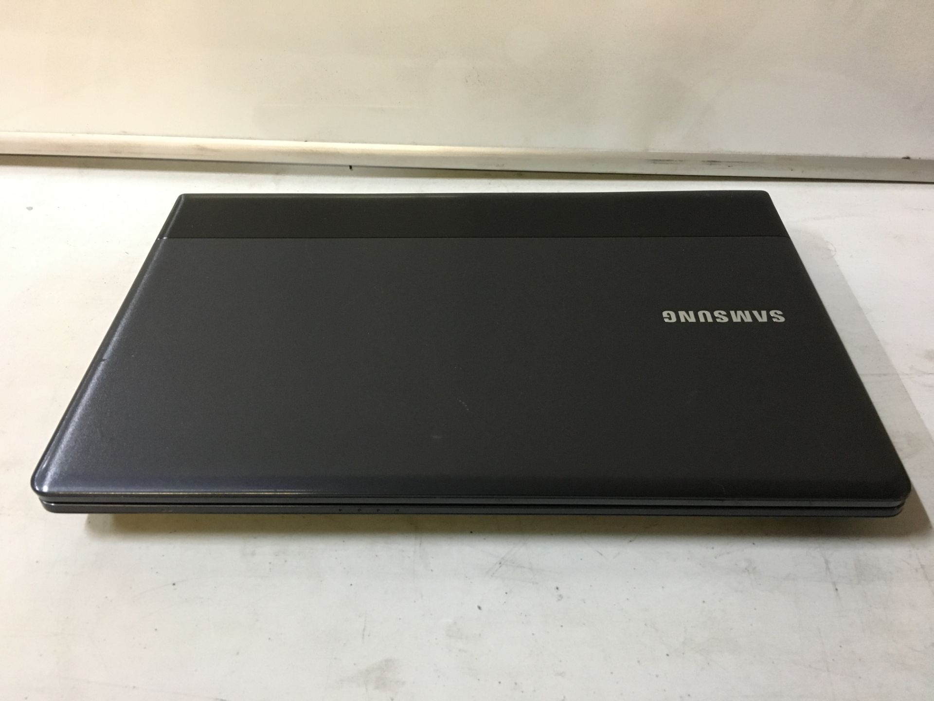 Samsung NP300E5C Series 3 Notebook 16" Intel Core i3-3110M 2.40GHz - Image 2 of 5