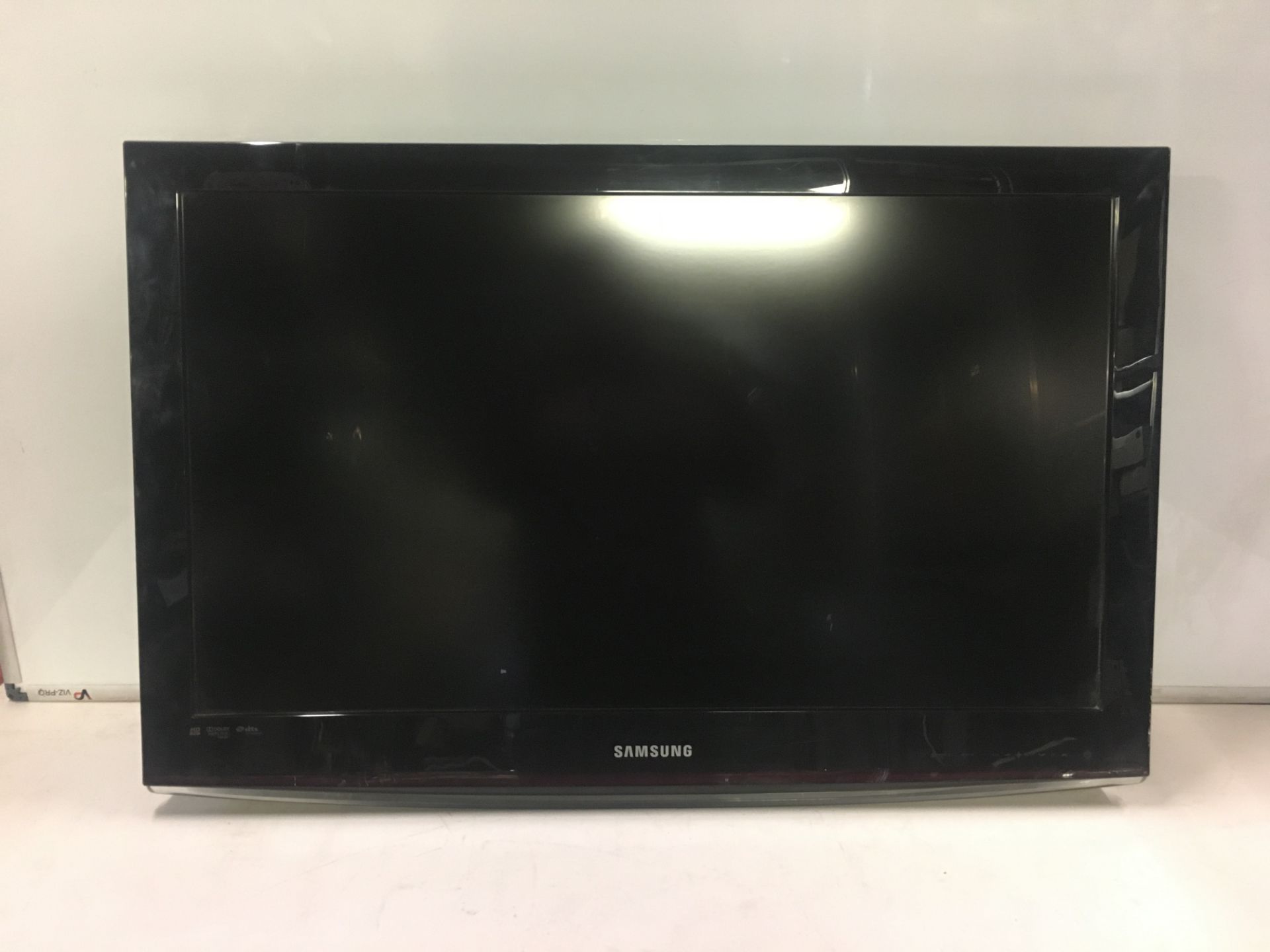 1 x Samsung 32'' LCD Tv