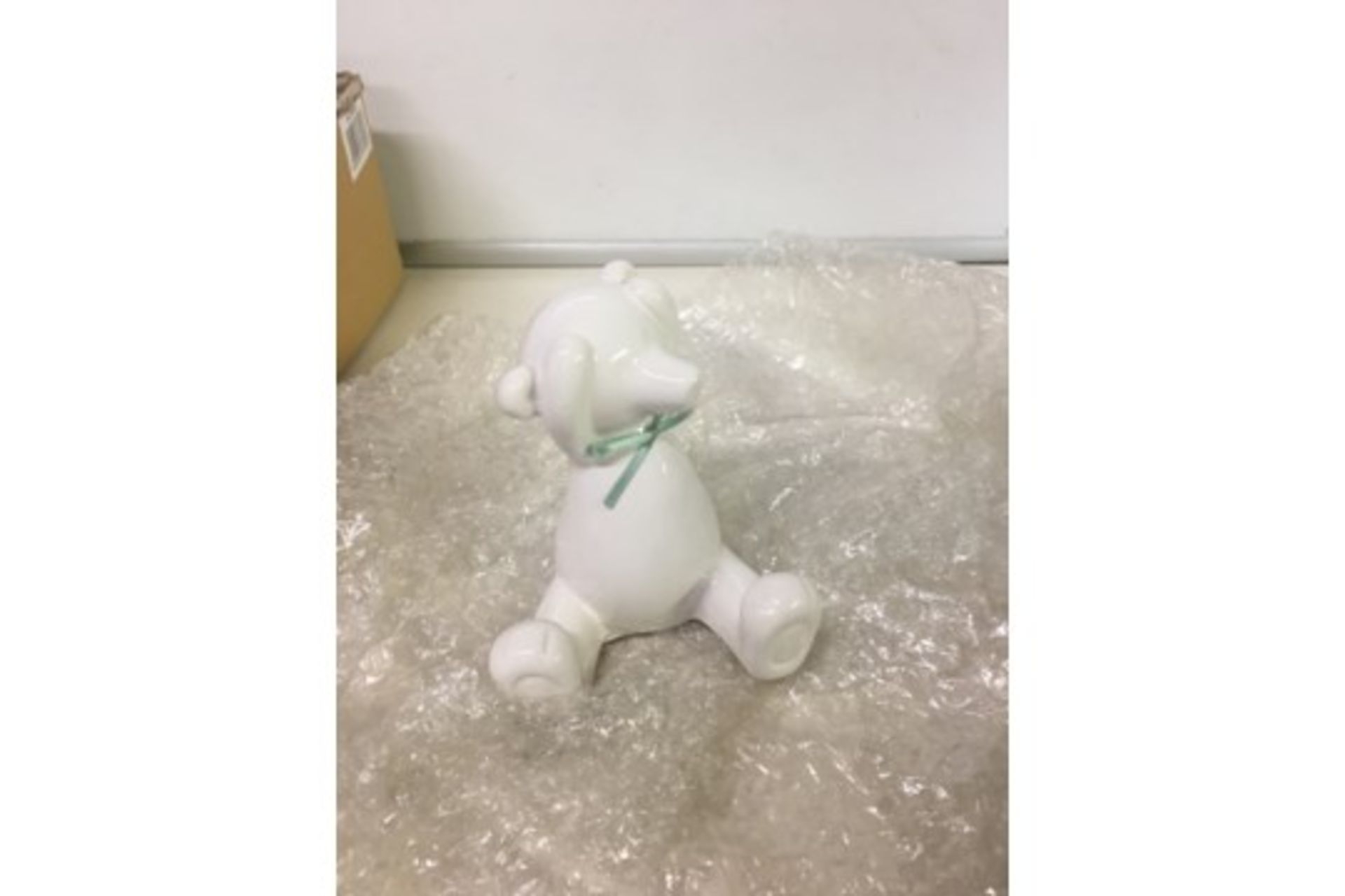 18 x White ceramic sitting bears Total RRP £179.10