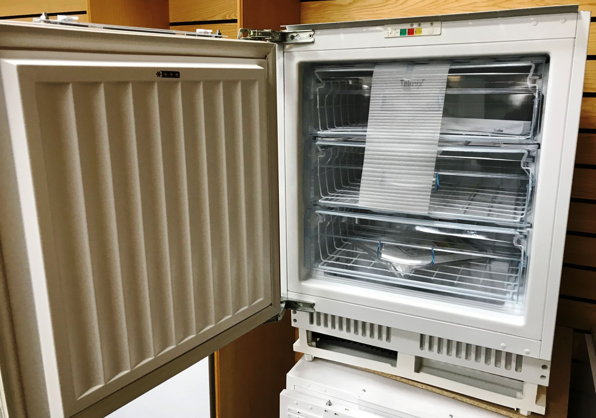 Ex Display Teknix Built-in Undercounter Freezer - White - RRP £259 - Image 3 of 5