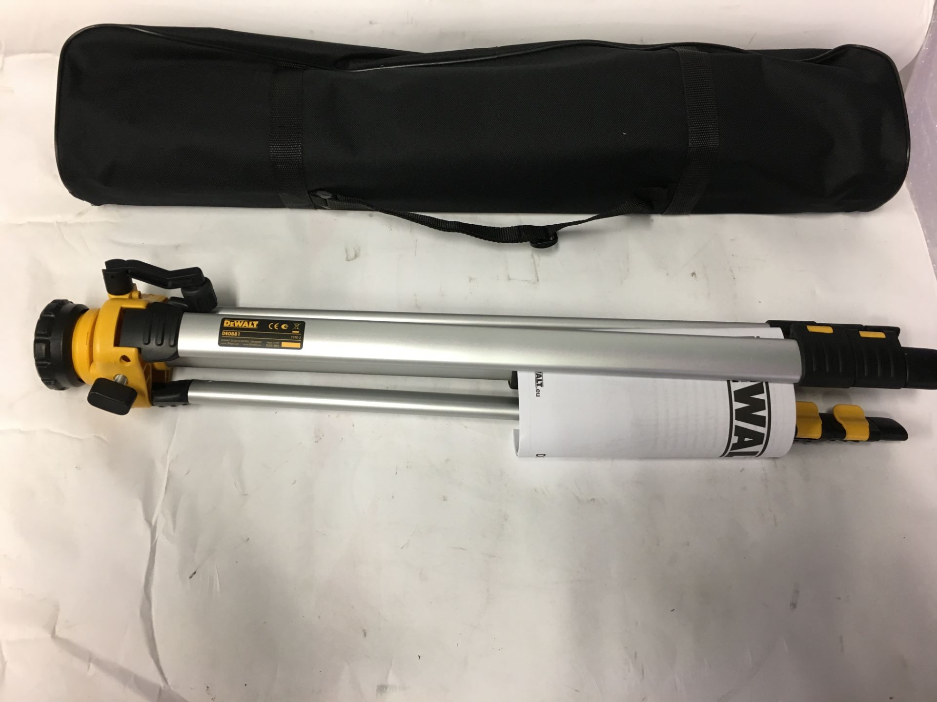 1 x DeWalt Light Weight Mini Tripod with 1/4-inch Thread DE0881-XJ | EAN: 5035048338612 | RRP £61.36 - Image 2 of 3