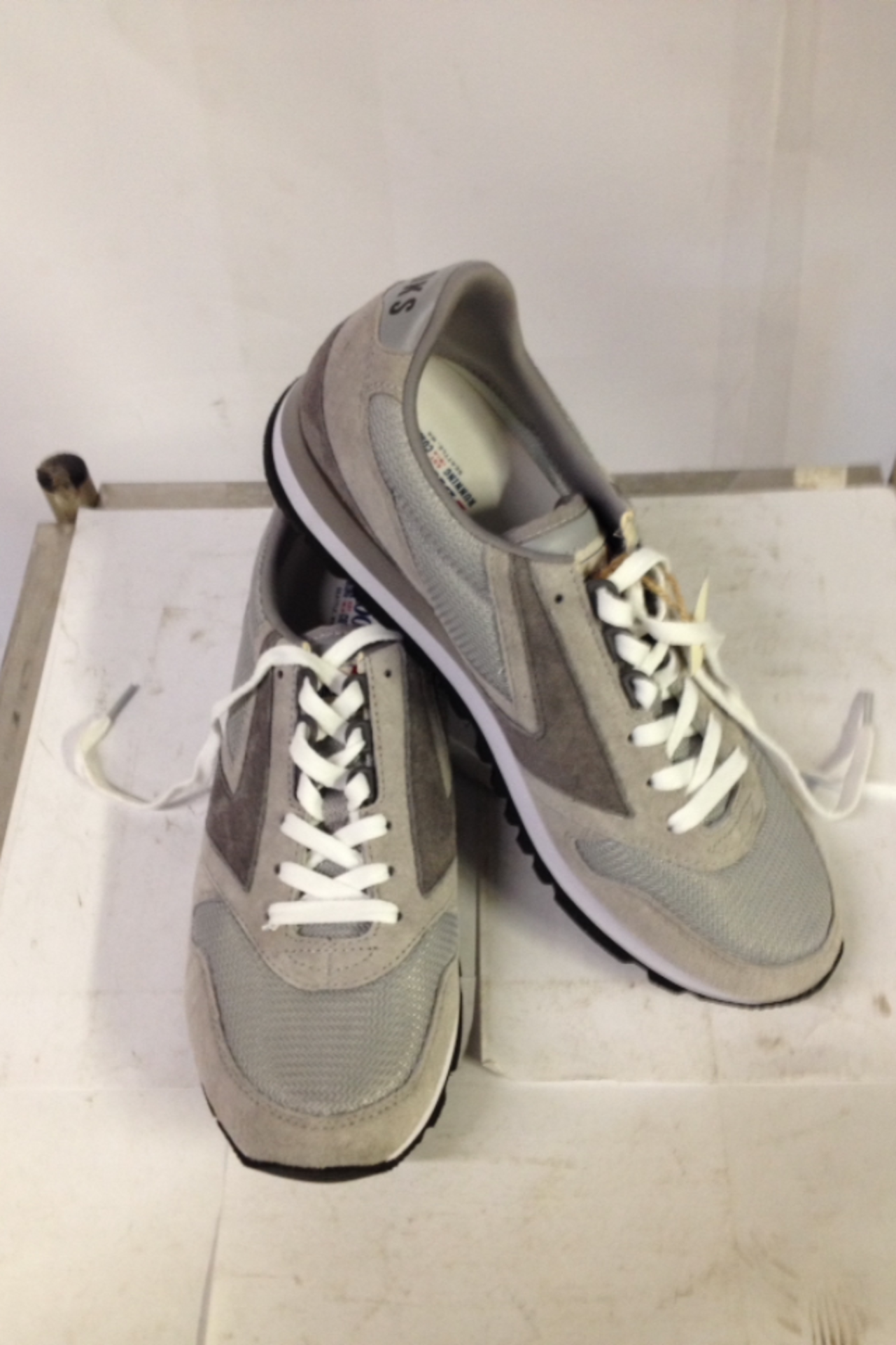 1 x Brooks Trainers | Chariot | Colour: Athletic Grey/White | UK Size: 7.5 | RRP £ 90