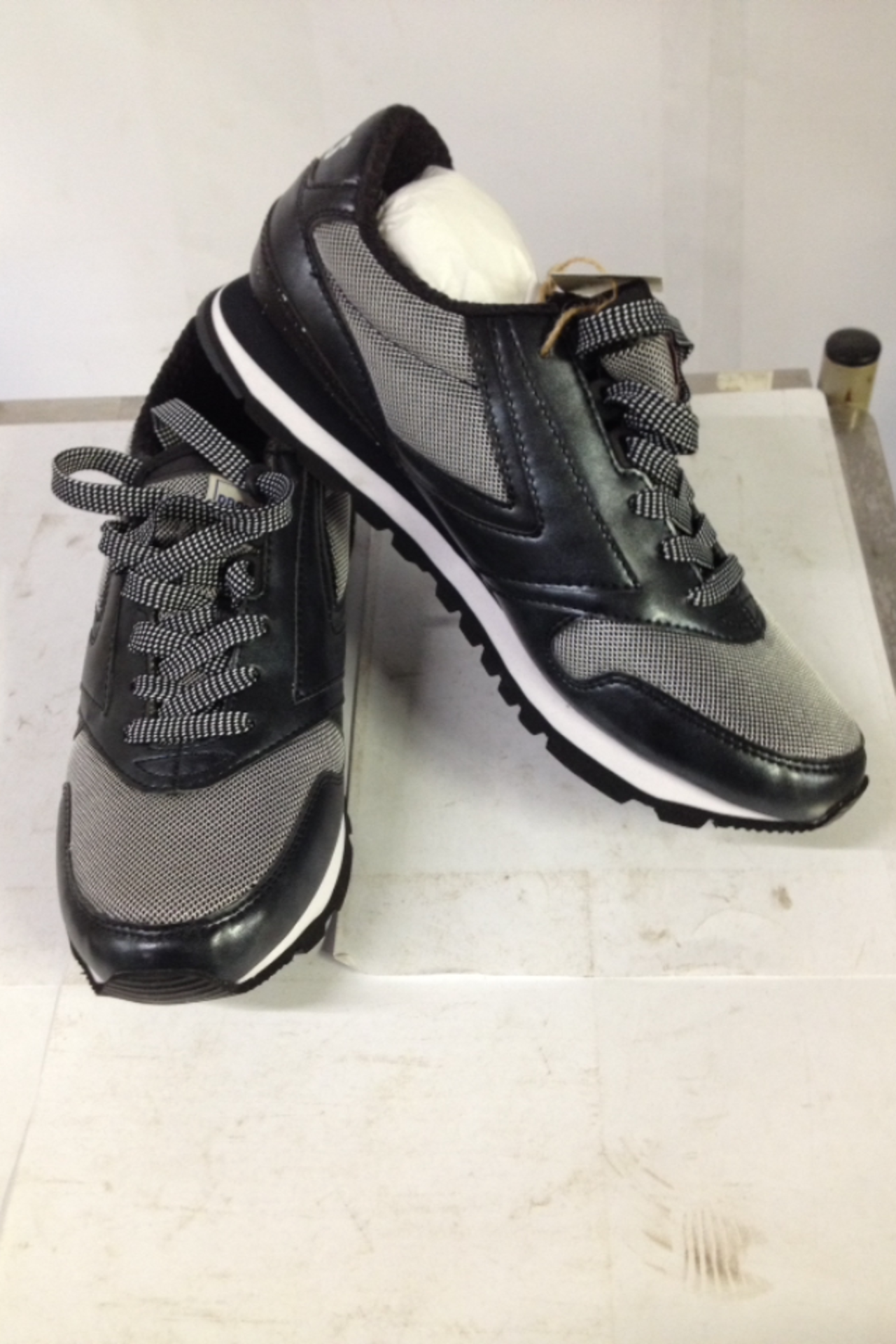 1 x Brooks Trainers | Chariot | Colour: Moonless Night/Black Metallic | UK Size: 8 | RRP £ 110