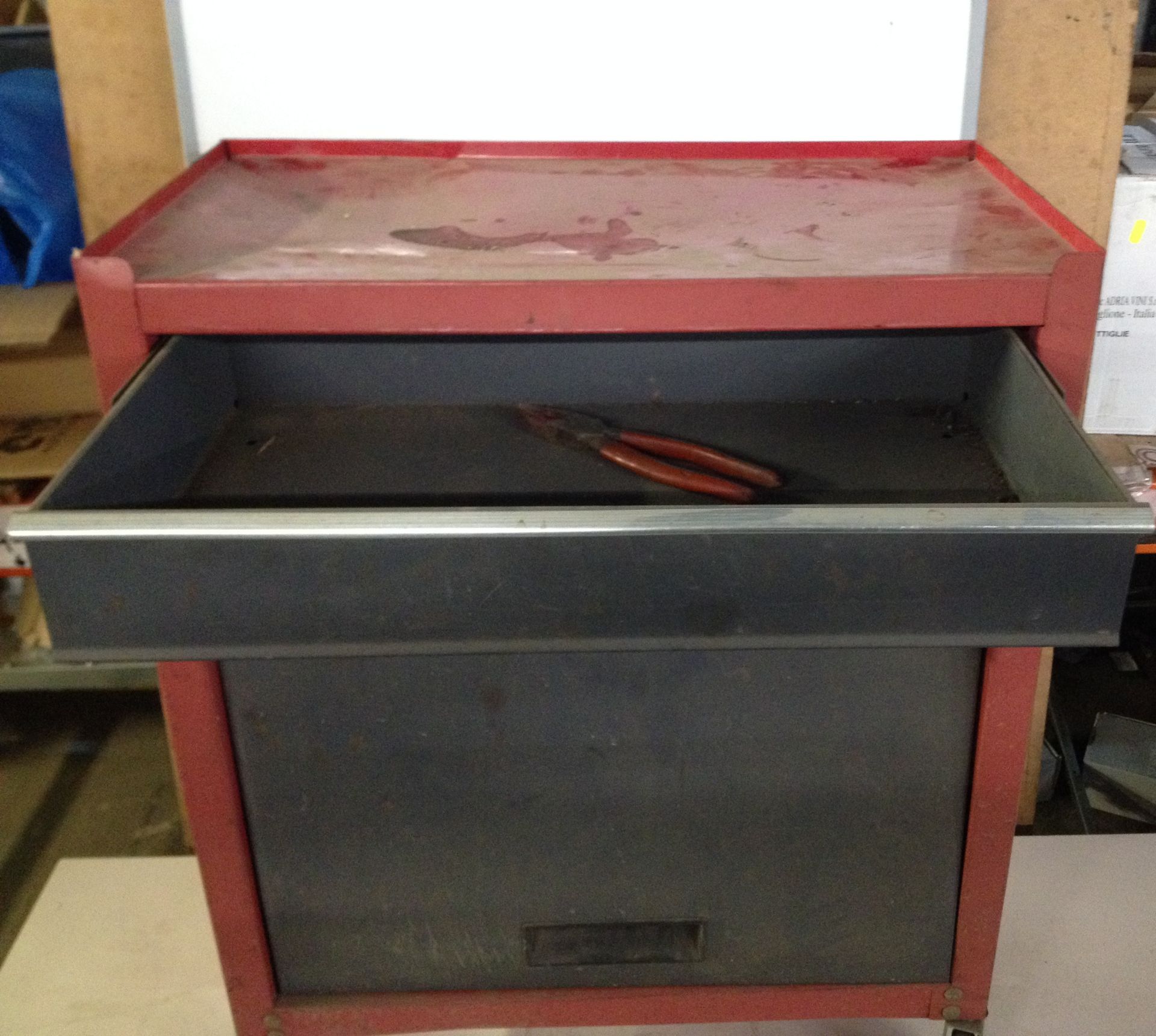 Red mobile trolly/tool box - Image 2 of 4