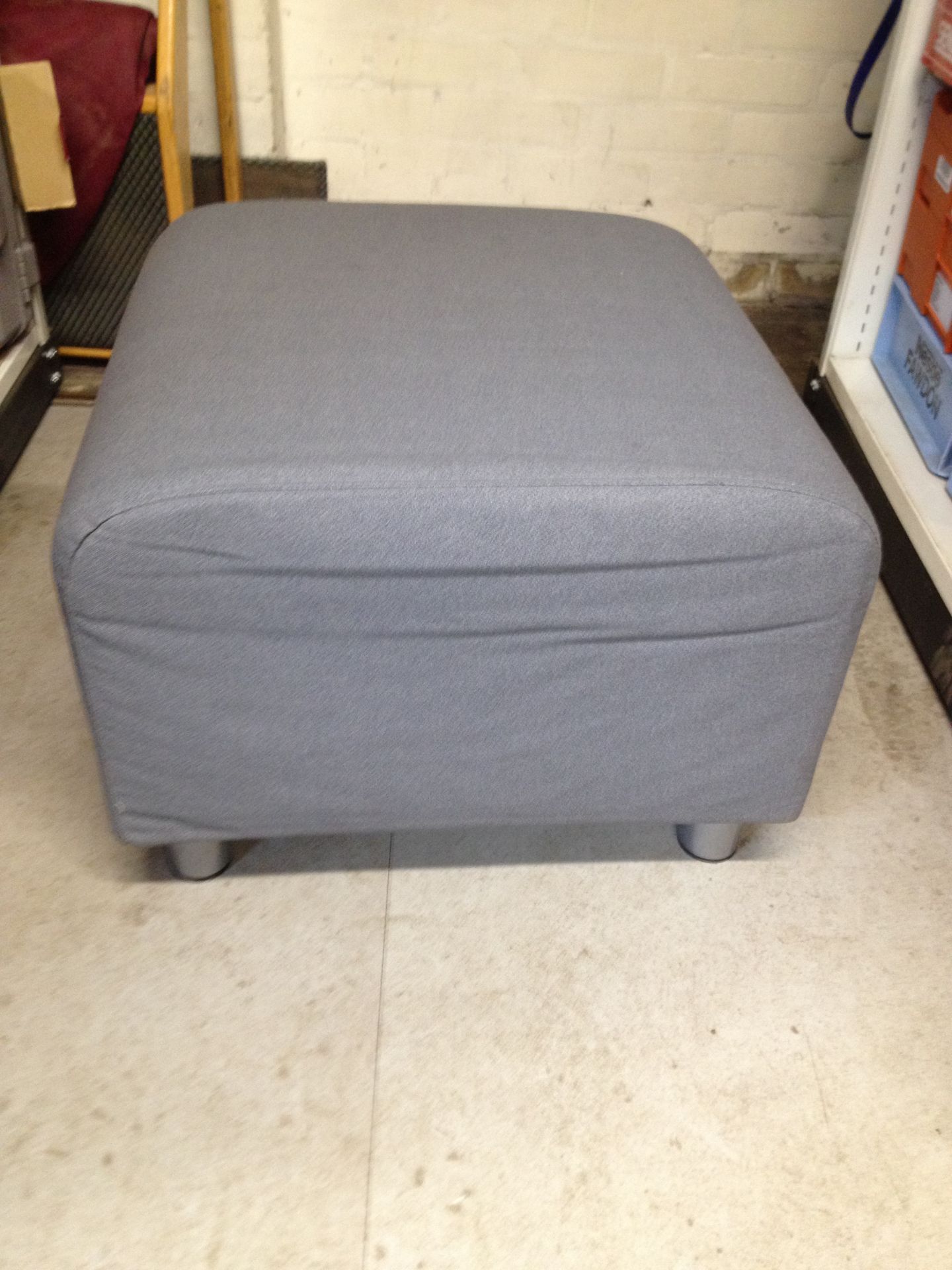 2 seater light grey Couch with 2 Footstalls - Image 3 of 3