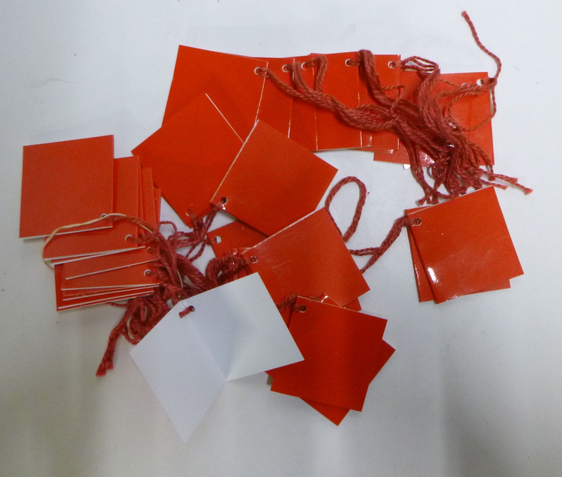 Approximately 3500 x Red Gift Tags For Bags - Image 2 of 3