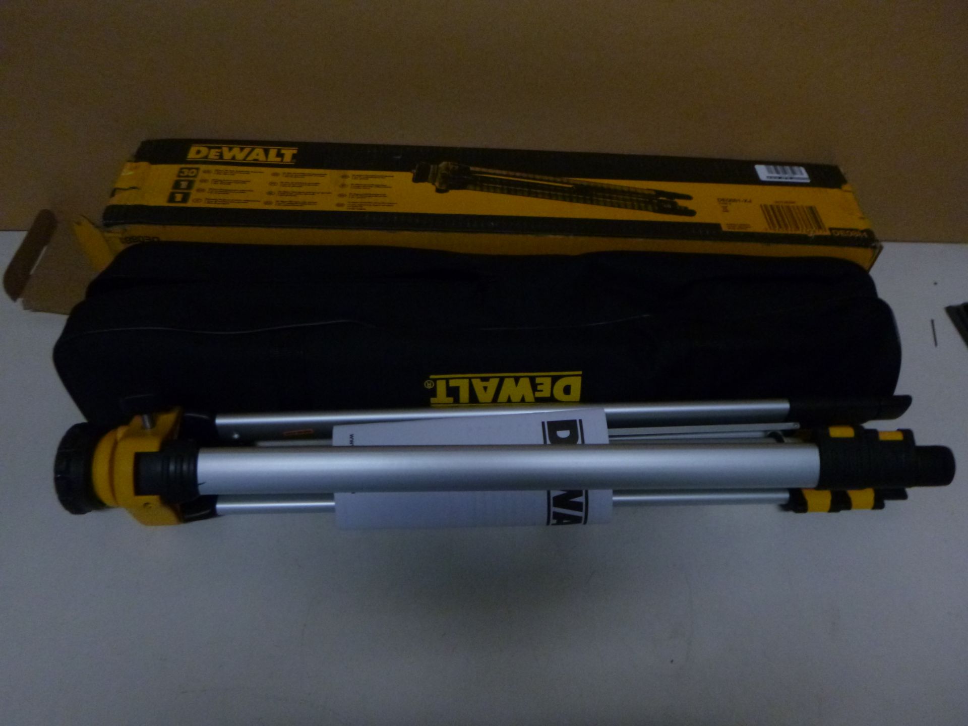 1 x DeWalt Light Weight Mini Tripod with 1/4-inch Thread DE0881-XJ | EAN: 5035048338612 | RRP £61.36 - Image 2 of 2