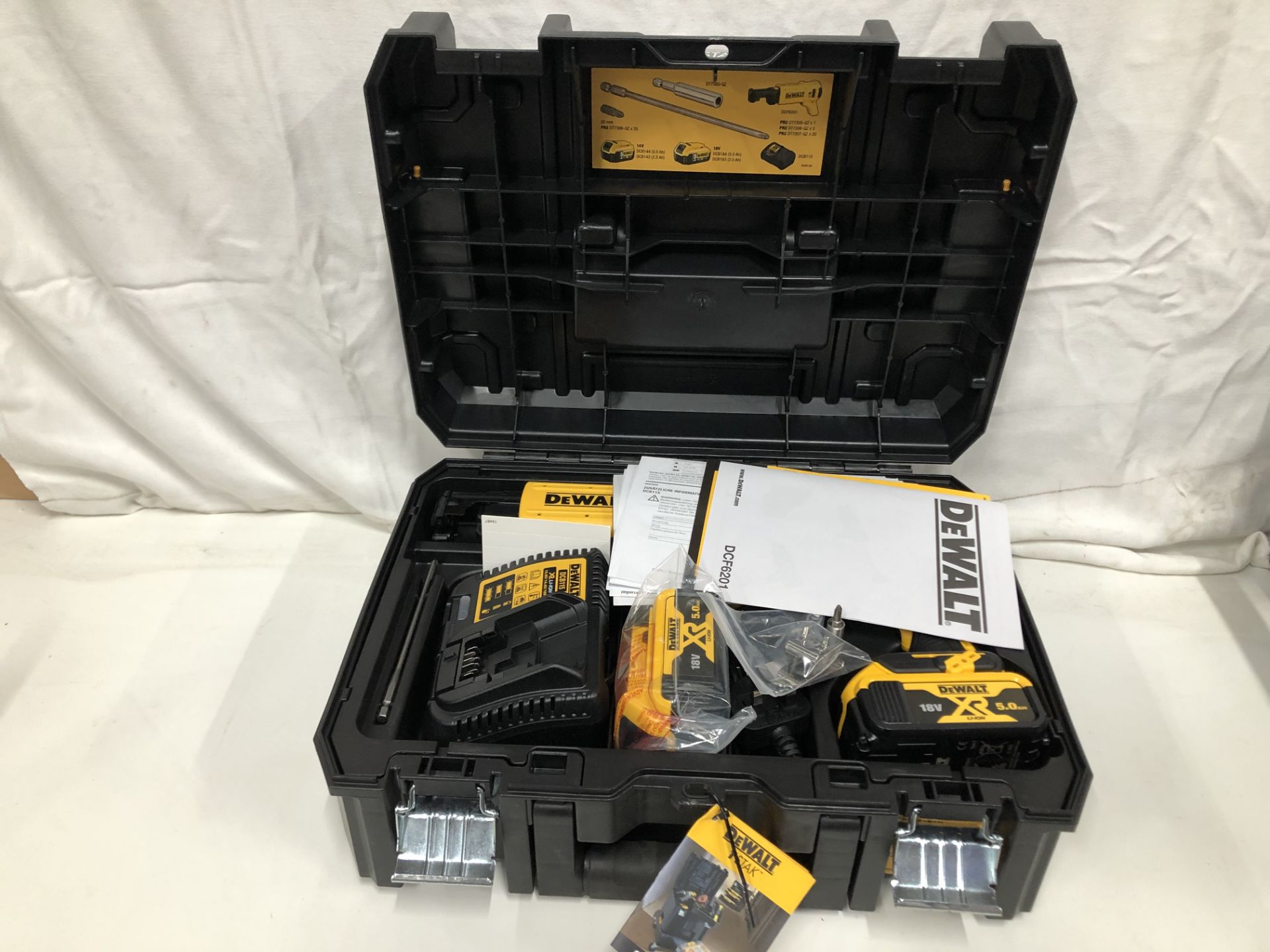 1 x DEWALT DCF620P2K-GB XR Brushless 2 Kg SDS-Plus Hammer (2 x 5 Ah) - Image 3 of 3