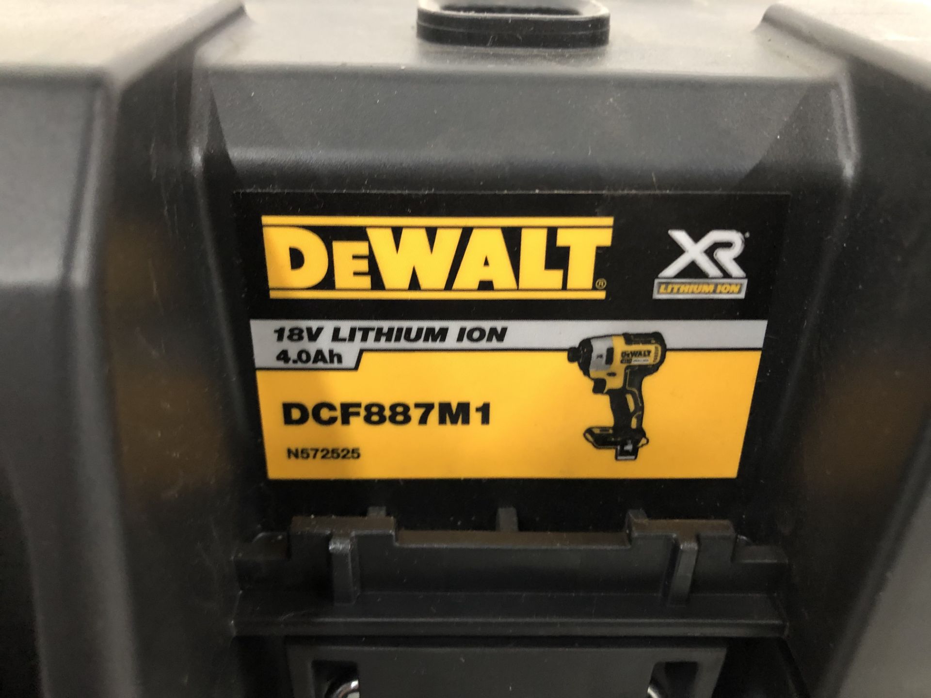 1 x Dewalt DCF887M1-GB DCF887M1 XR Brushless Lithium-Ion Impact Driver, 18 V