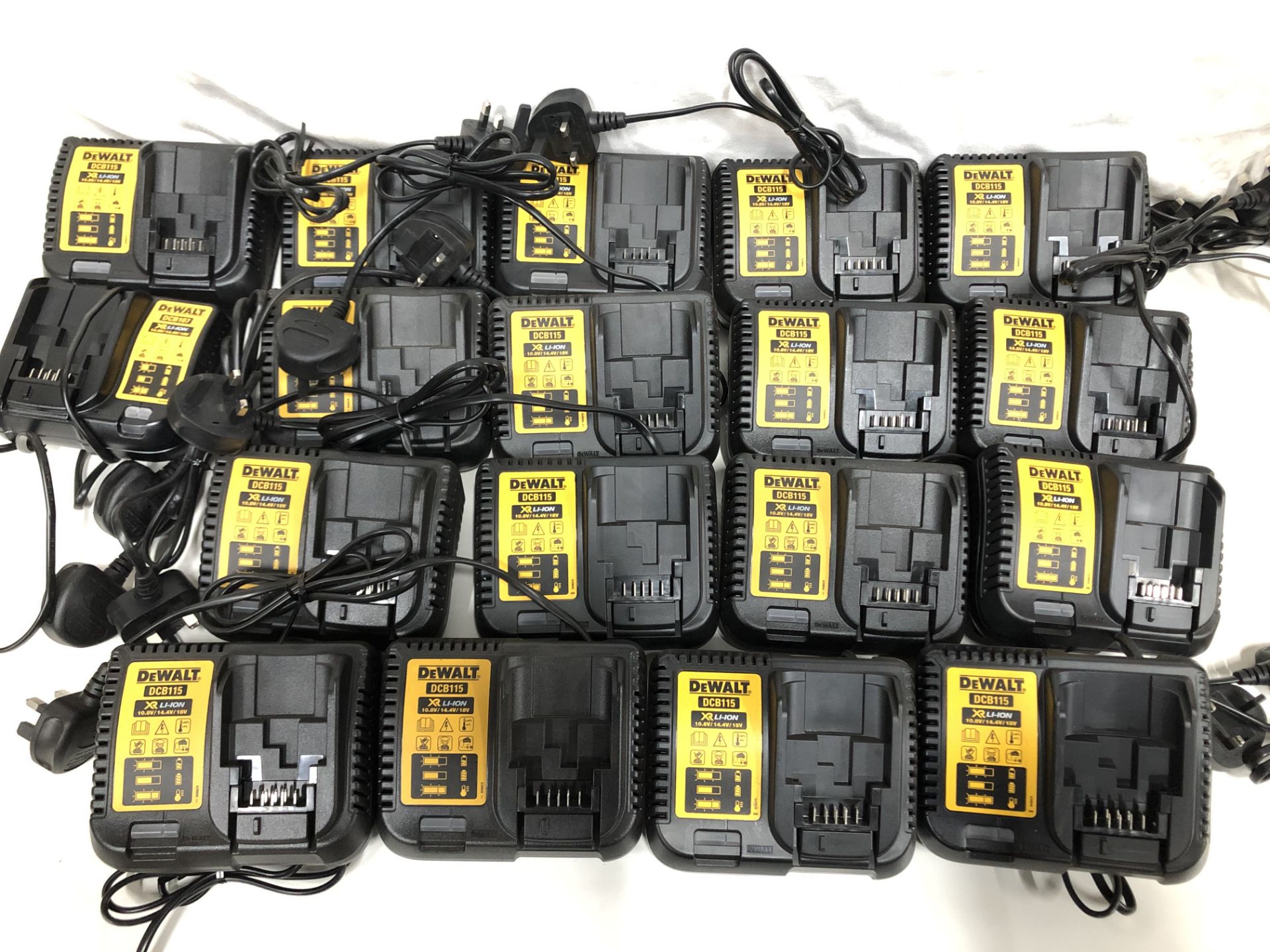 18 x DeWALT DCB115 LI-ION Battery Charger Bundle - Image 2 of 2