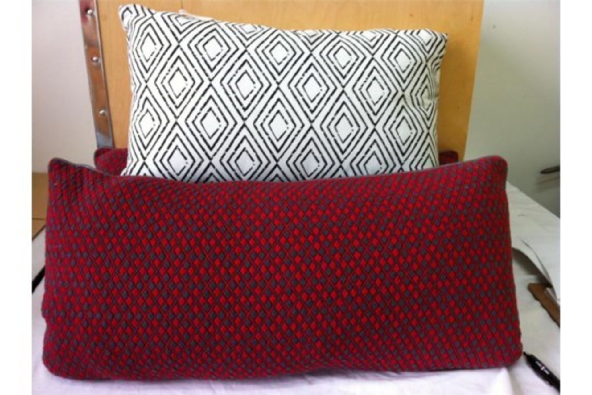 17 x cushions. See description for sizes/colours/designs - Image 7 of 7
