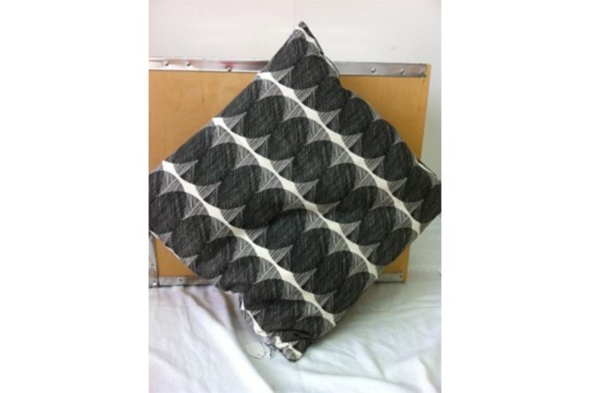 17 x cushions. See description for sizes/colours/designs - Image 4 of 7