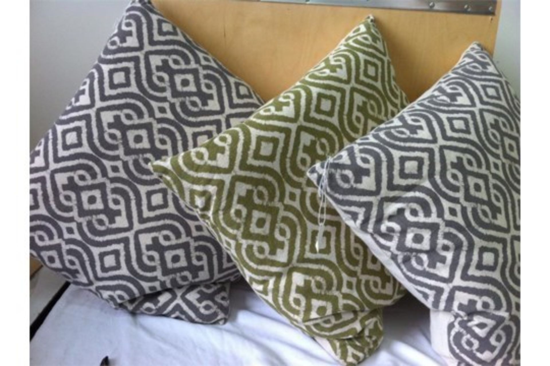 17 x cushions. See description for sizes/colours/designs - Image 5 of 7