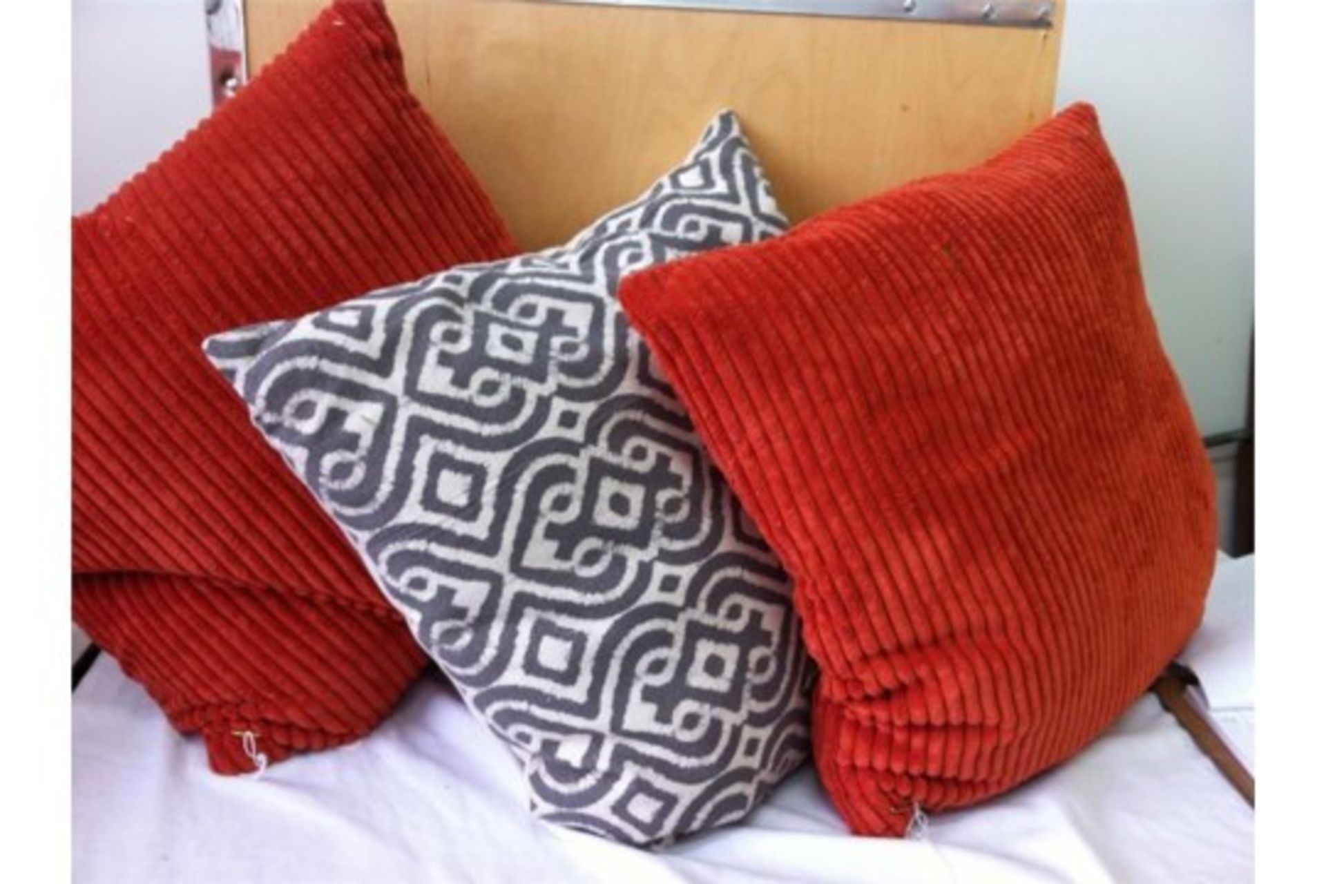 17 x cushions. See description for sizes/colours/designs - Image 6 of 7