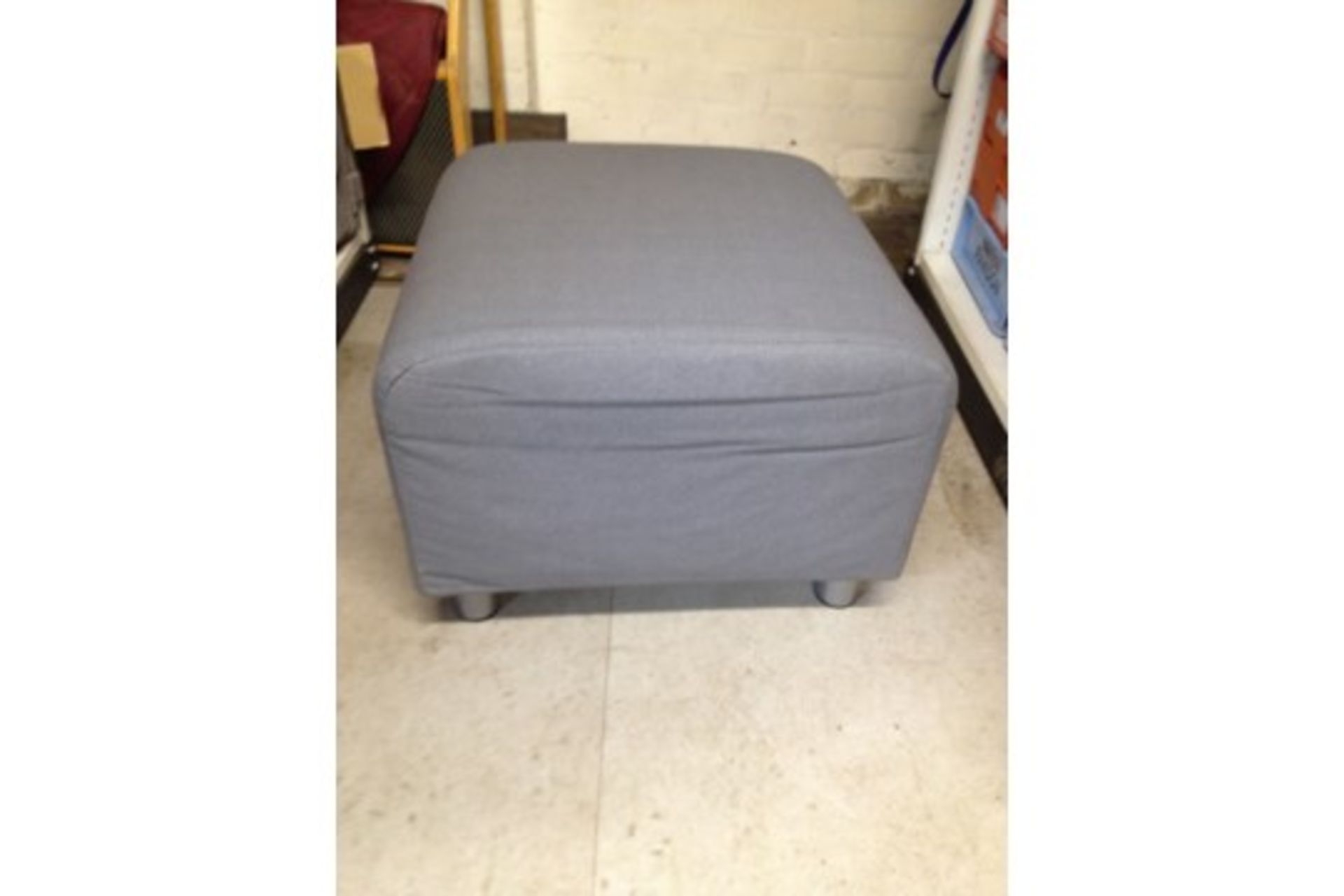2 seater light grey Couch with 2 Footstalls - Image 2 of 6