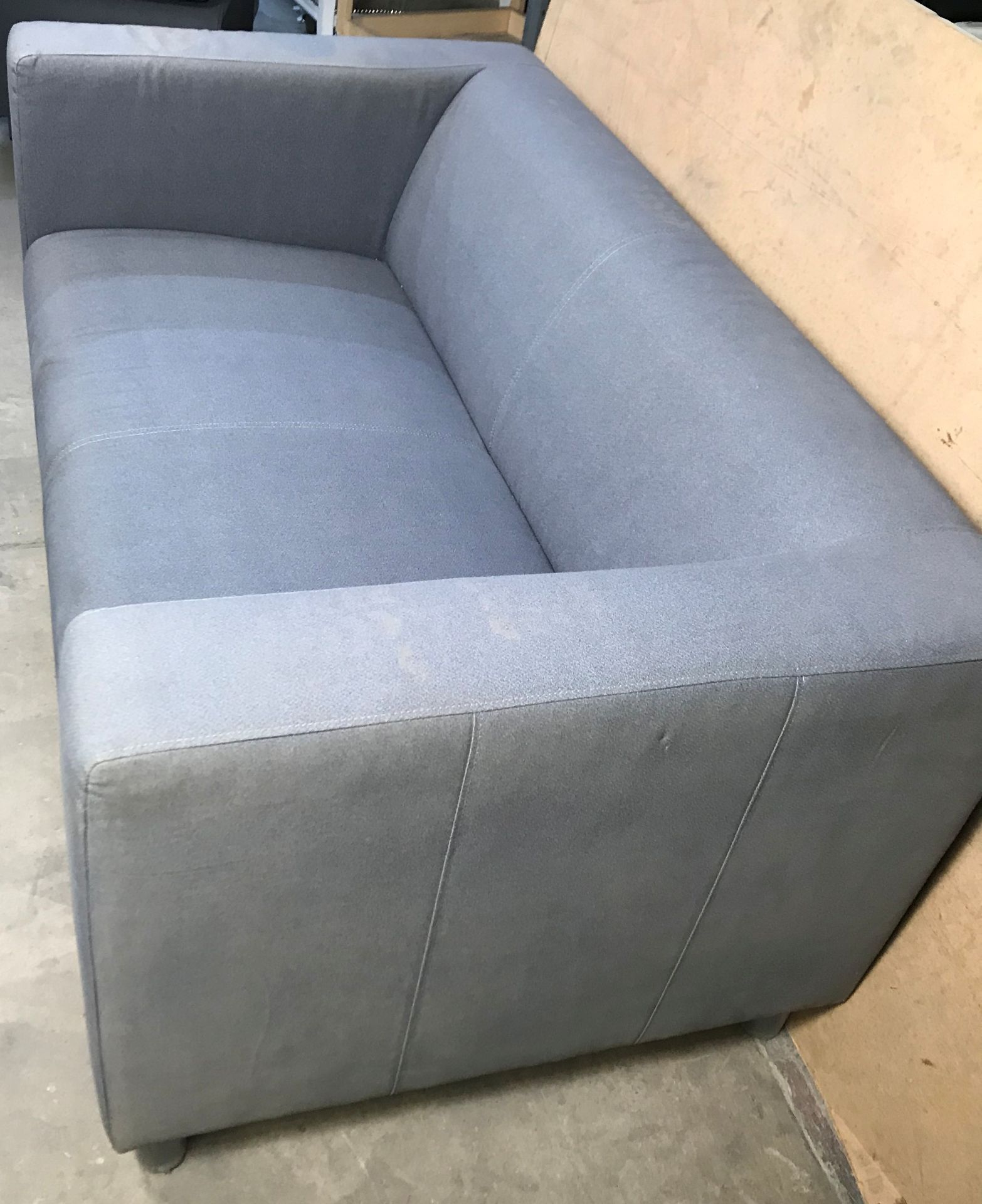 2 seater light grey Couch with 2 Footstalls - Image 5 of 6