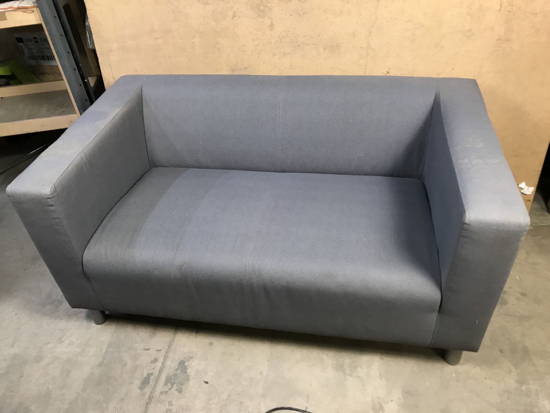 2 seater light grey Couch with 2 Footstalls - Image 4 of 6