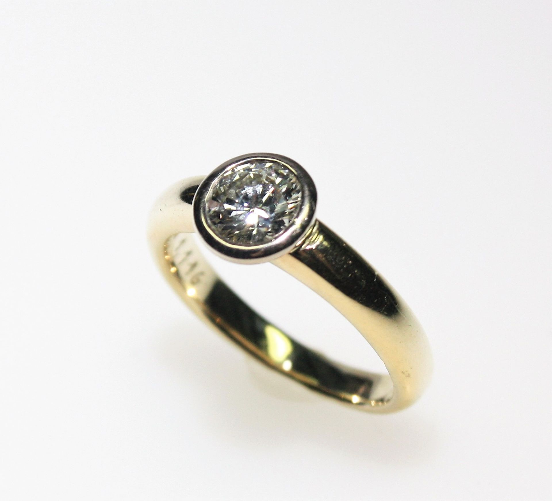 Moderner, goldener Ring 750/f gest., in Zarge gefasst ein Diamantsolitär in Brillantschliff ca. 1,11
