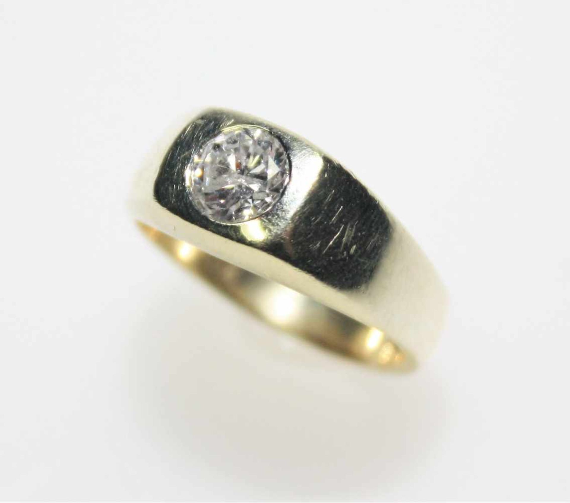 Goldener Bandring 750/f gest. mit einem Diamantsolitär in Brillantschliff ca. 0,70 ct in guter