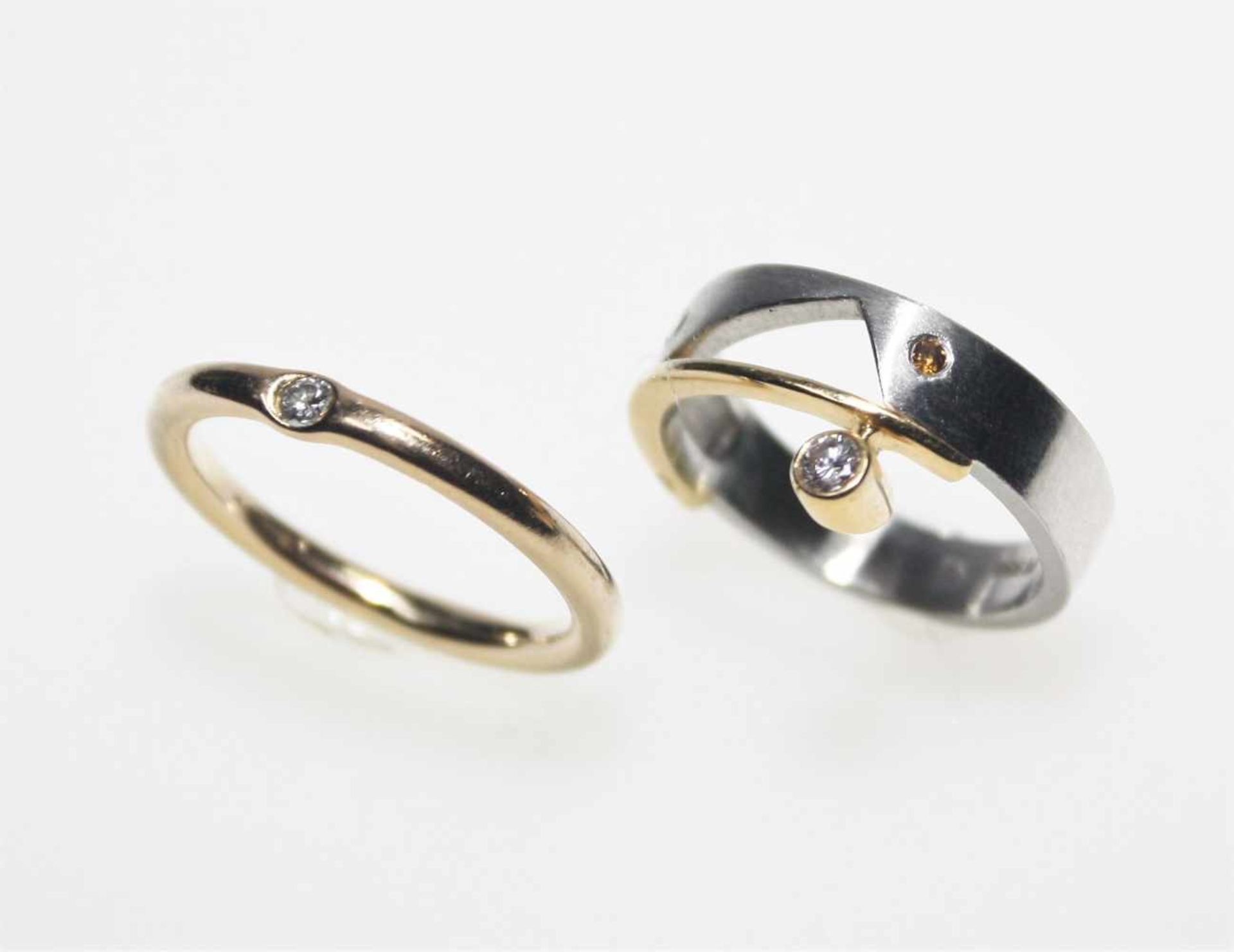 Modernes Ringkonvolut:1 Ring Platin/Gold mit einem Kleindiamanten in Brillantschliff ca. 0,10 ct