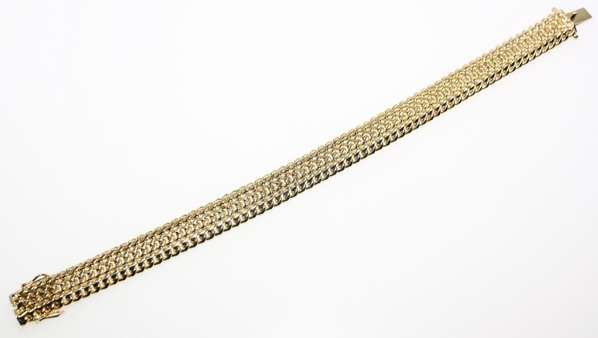 Flaches, goldenes Armband 585/f gest., ca. 10,5 mm breit, 19 cm lang. Brgw. 35,6 g